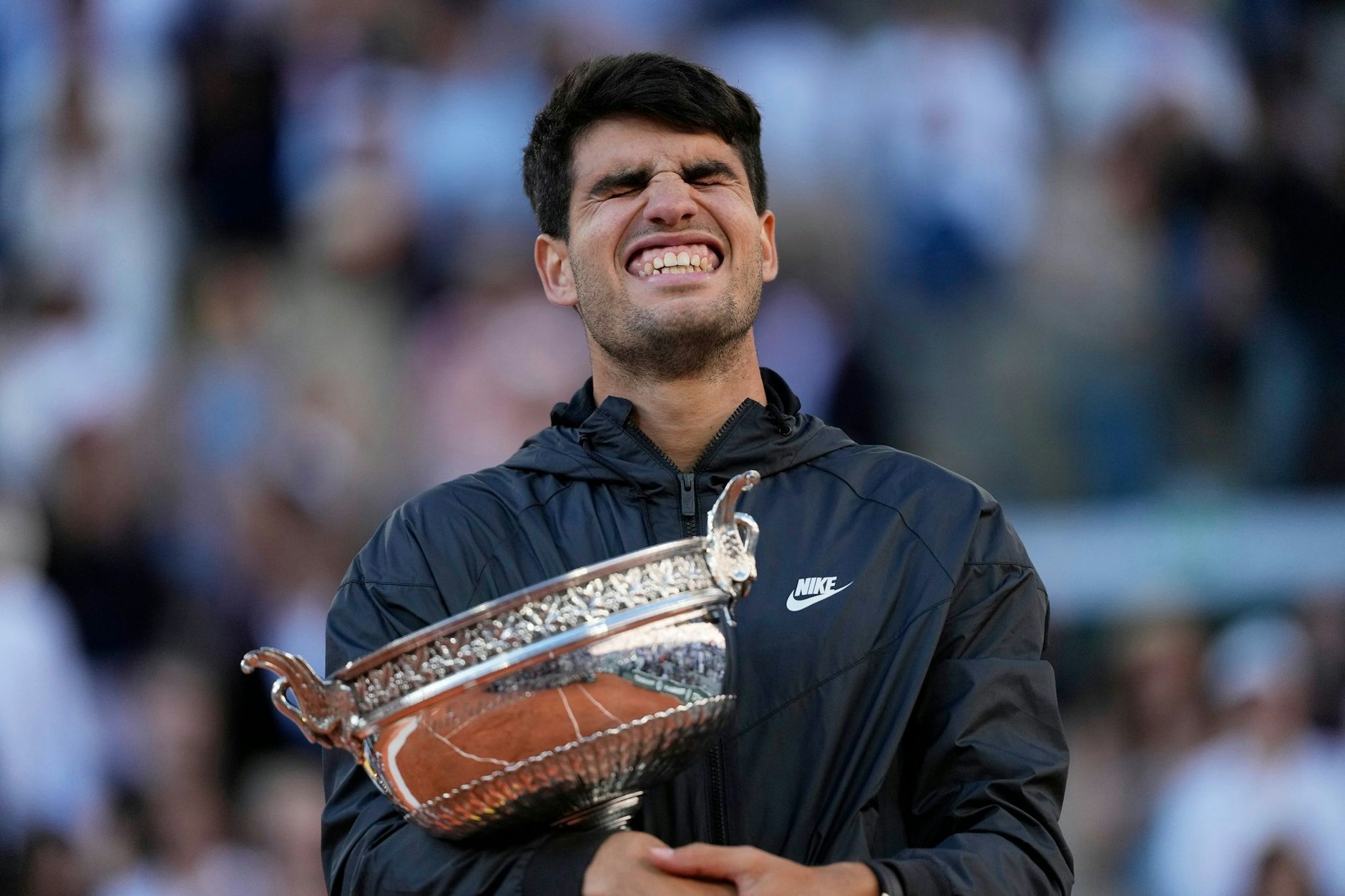 Carlos Alcaraz feiert seinen ersten French-Open-Titel.