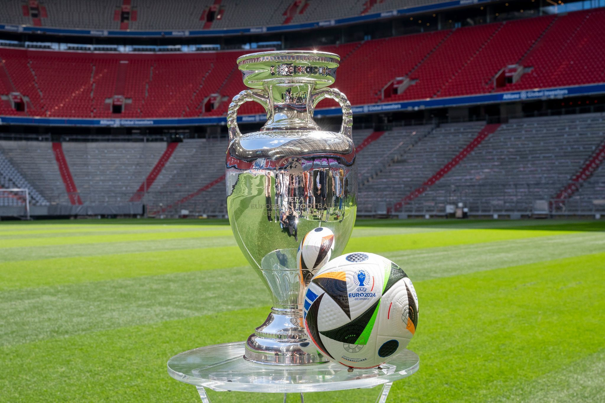 Image - Beckenbauers Witwe trägt EM-Pokal in Münchner Arena