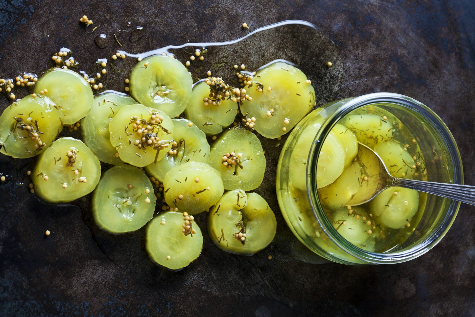 Lecker und würzig: Diese Senfgurken nach Omas Rezept schmecken einfach genial - und sind nicht schwer herzustellen.