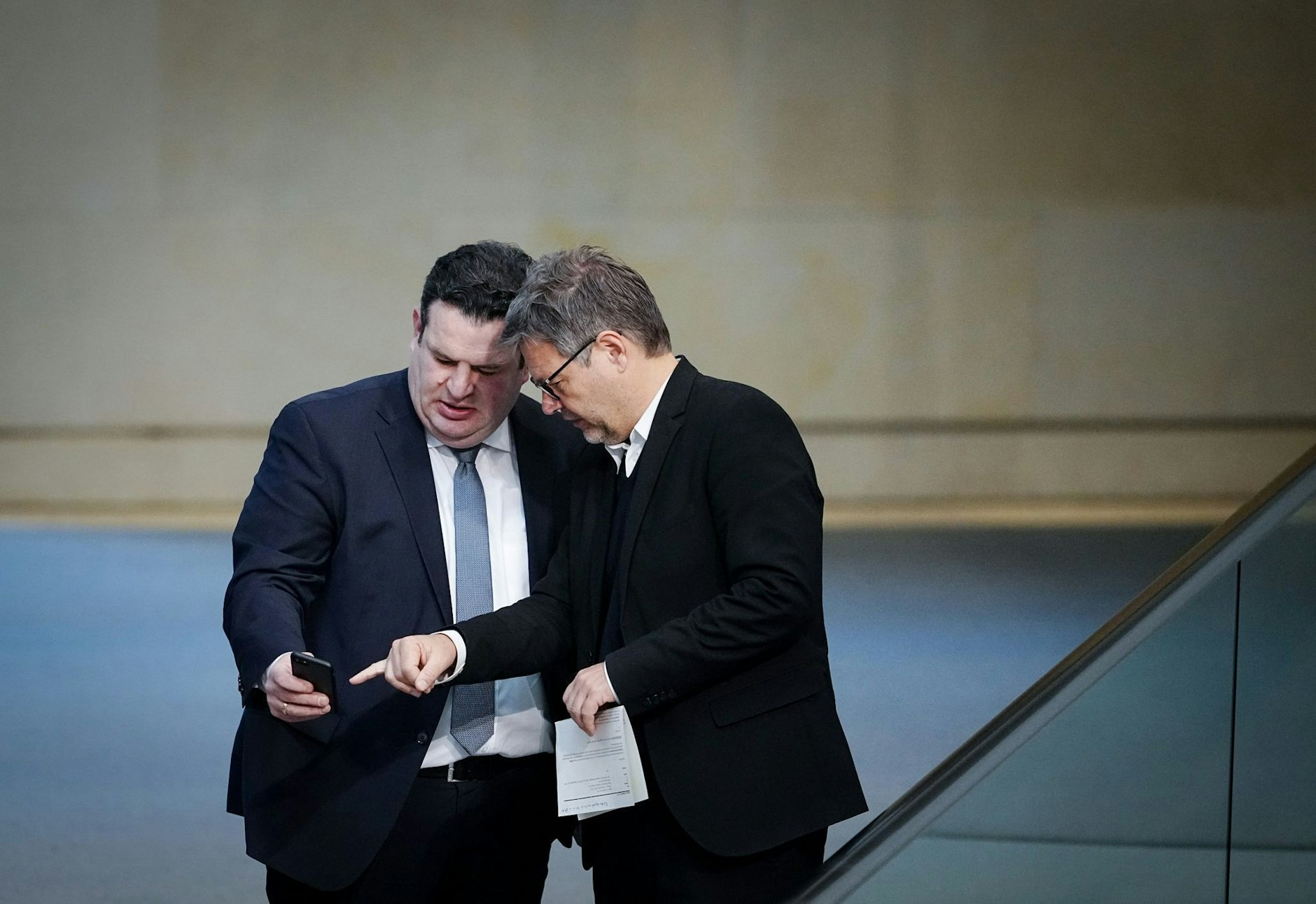 ARCHIV - Hubertus Heil (l) und Robert Habeck ringen um eine gemeinsame Position bei der Umsetzung des Lieferkettengesetzes. Archivbild