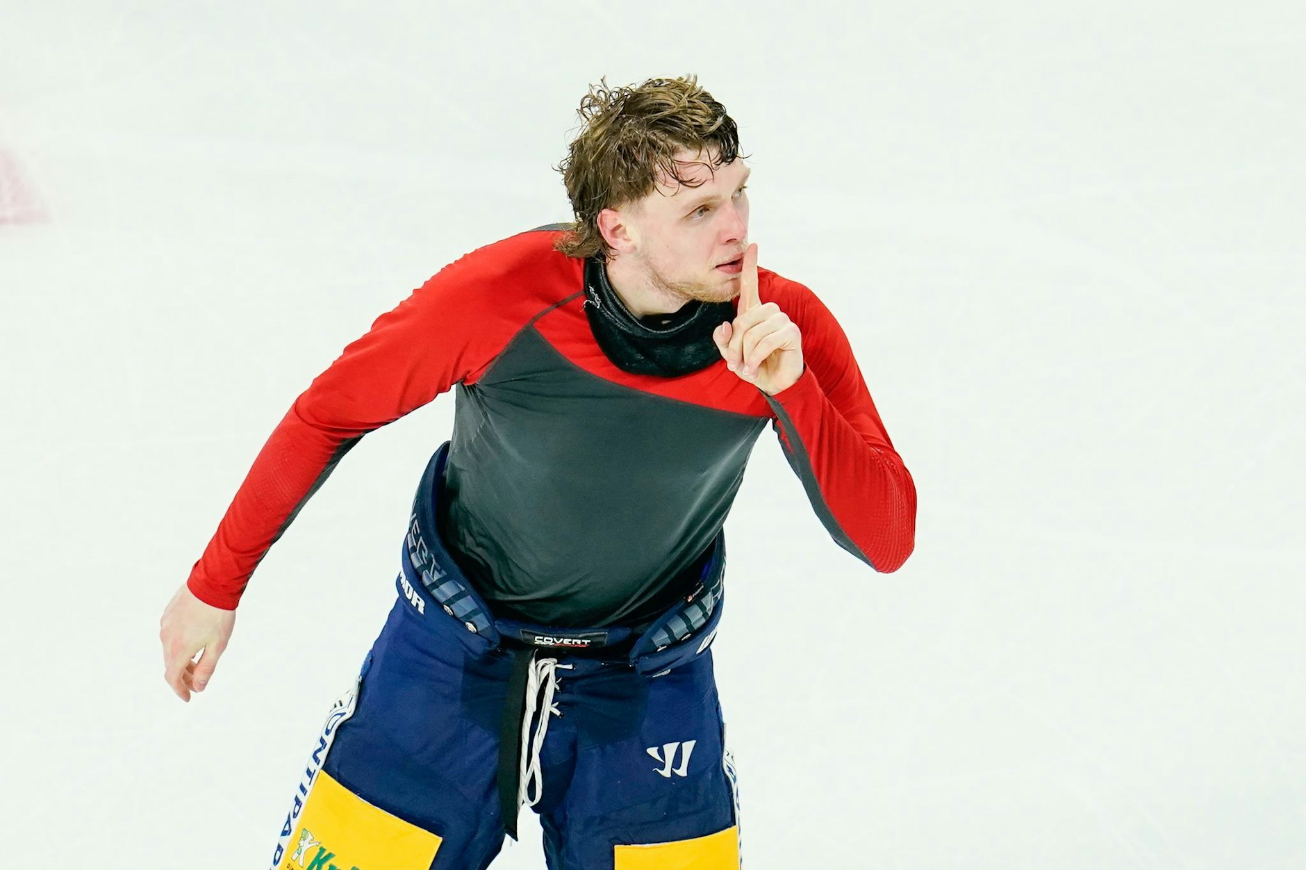 ARCHIV - Der 25-Jährige hat seinen Vertrag bei den Eisbären verlängert.  