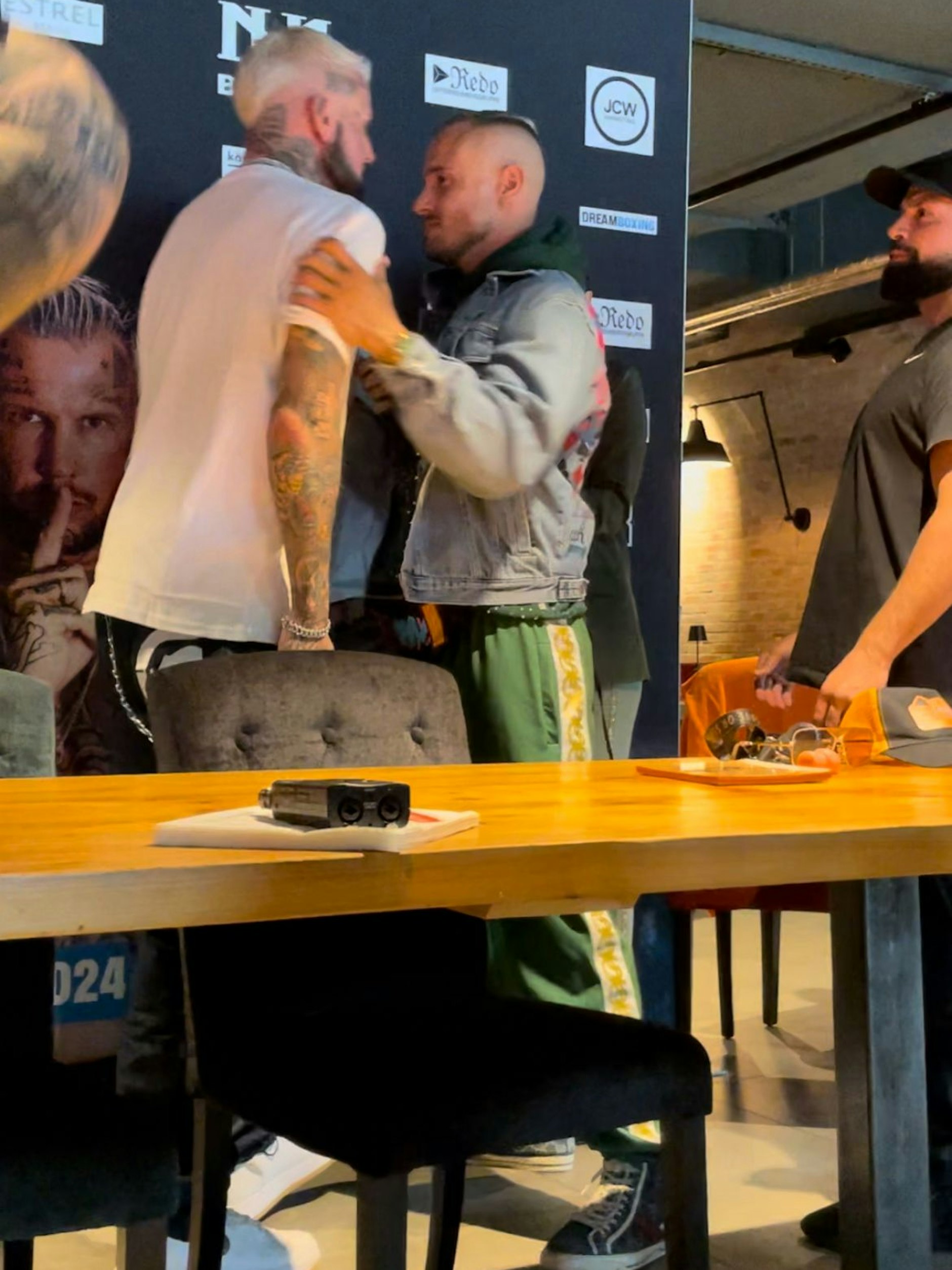 Eric Sindermann ging beim Face Off auf Jörg Hansen los.