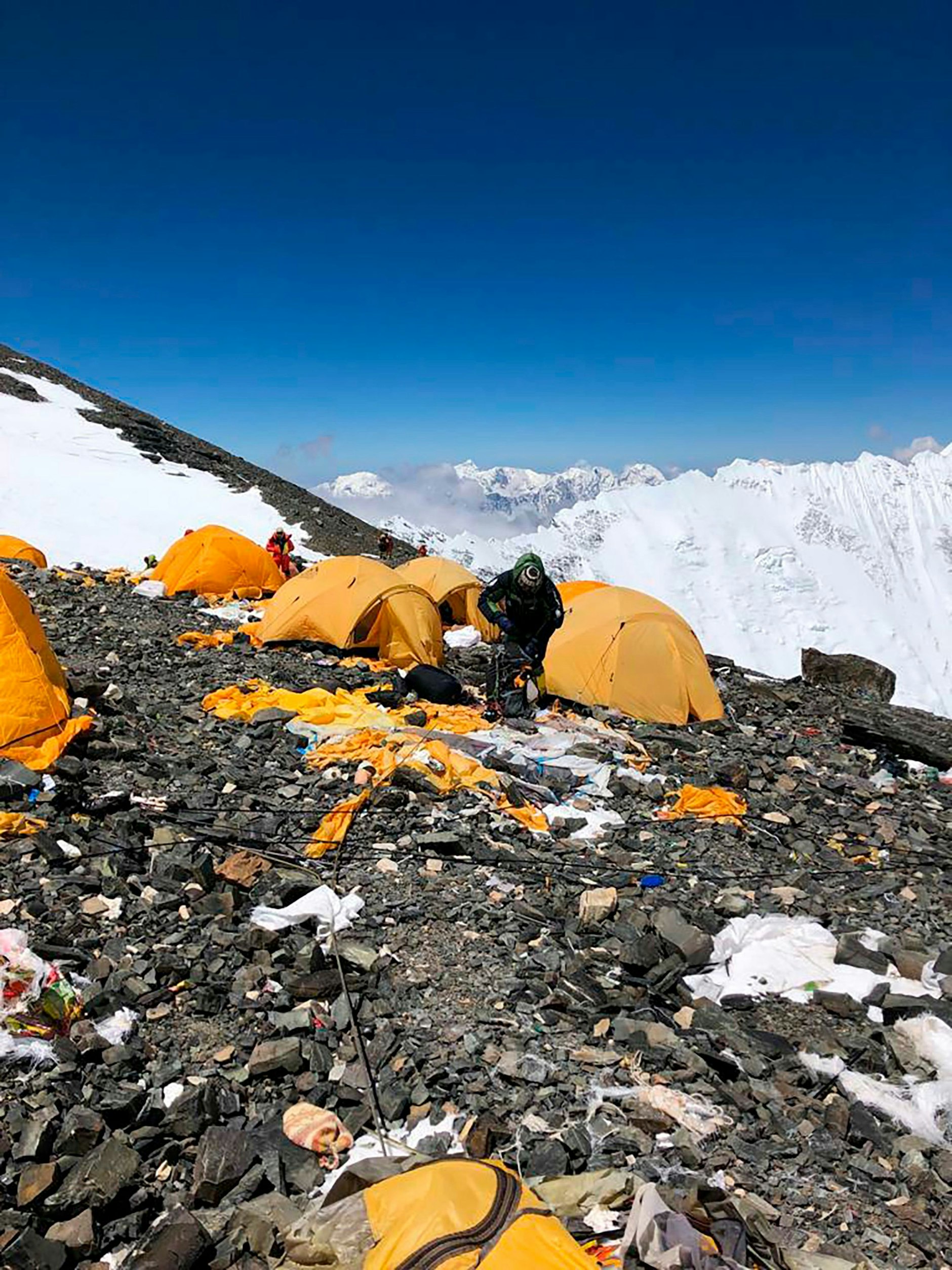 Das höchste Lager am Mount Everest ist mit verlassenen Zelten übersät.