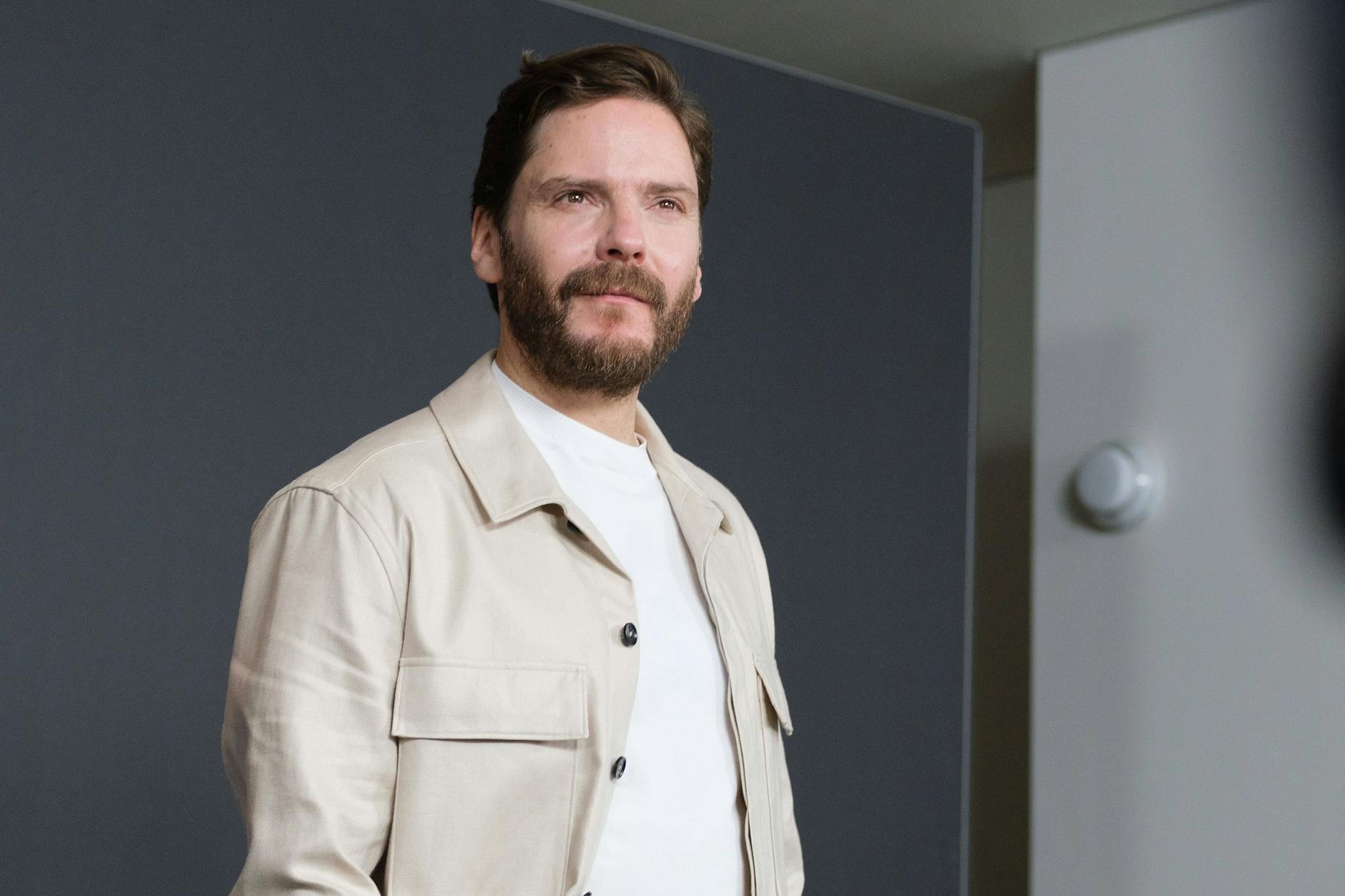 Wunderte sich zunächst über das Rollenangebot: Daniel Brühl ei einer „Lagerfeld“-Premiere in Madrid.