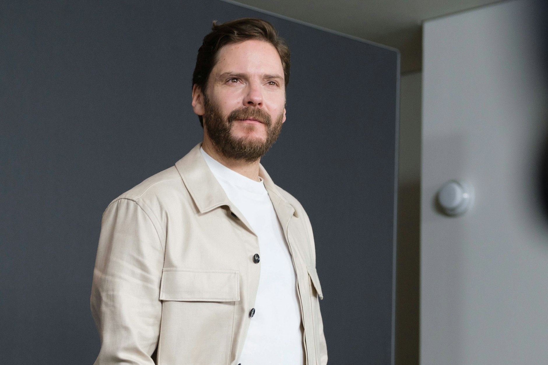 Wunderte sich zunächst über das Rollenangebot: Daniel Brühl ei einer „Lagerfeld“-Premiere in Madrid.