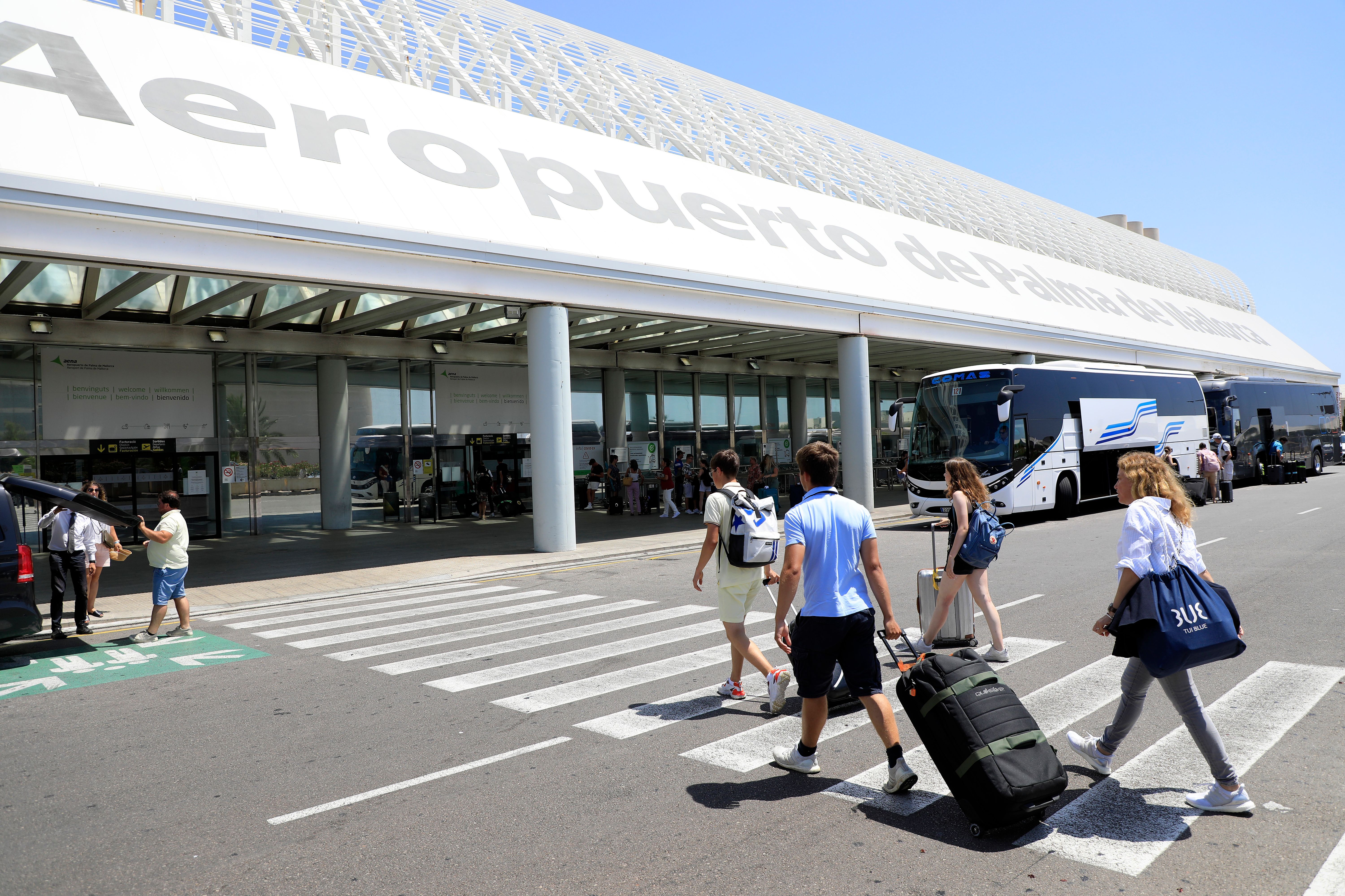 Image - Unwetter setzt Flughafen von Mallorca unter Wasser