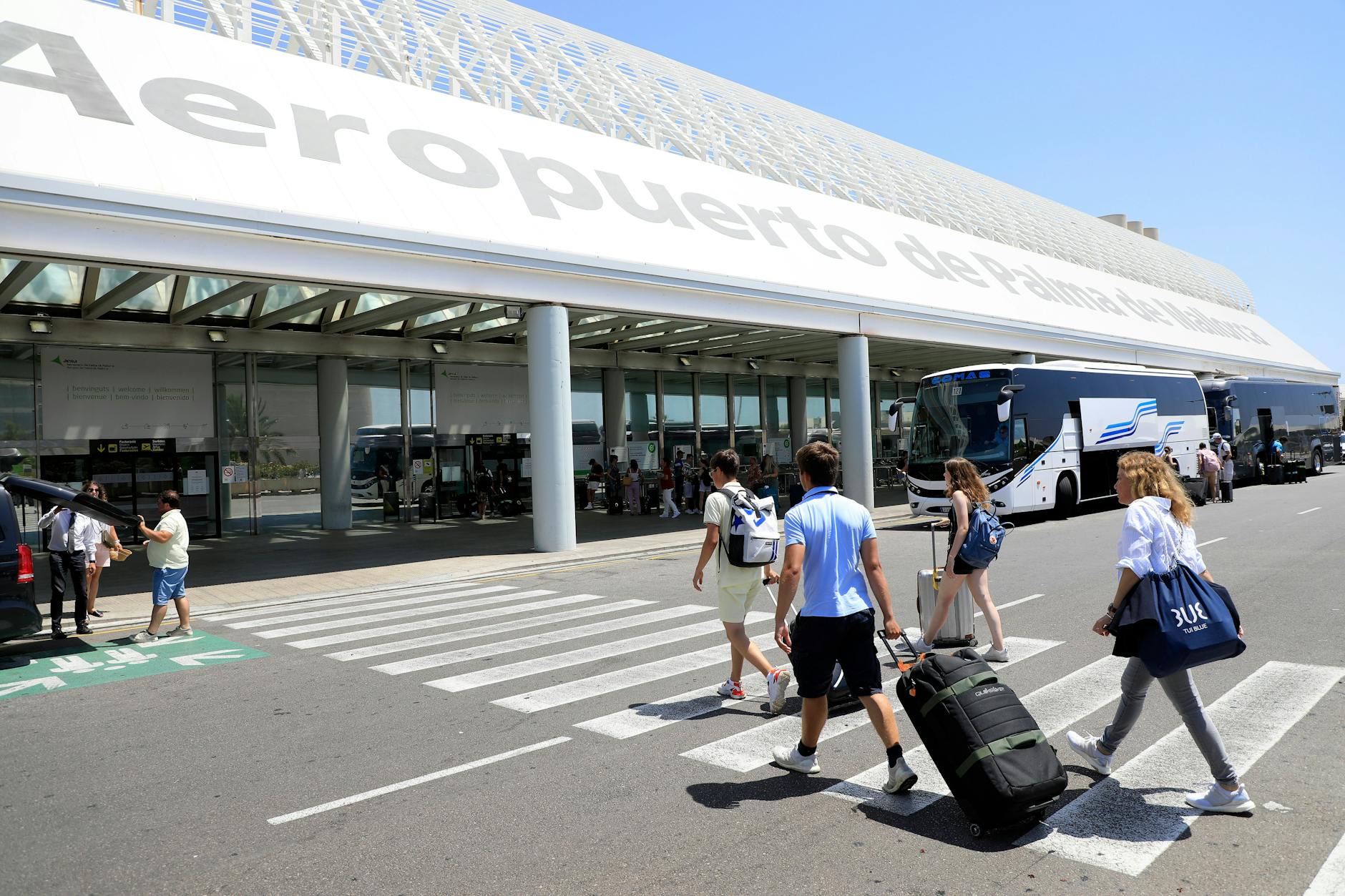 Ein Unwetter hat Teile des Flughafens in Palma de Mallorca unter Wasser und außer Gefecht gesetzt. 