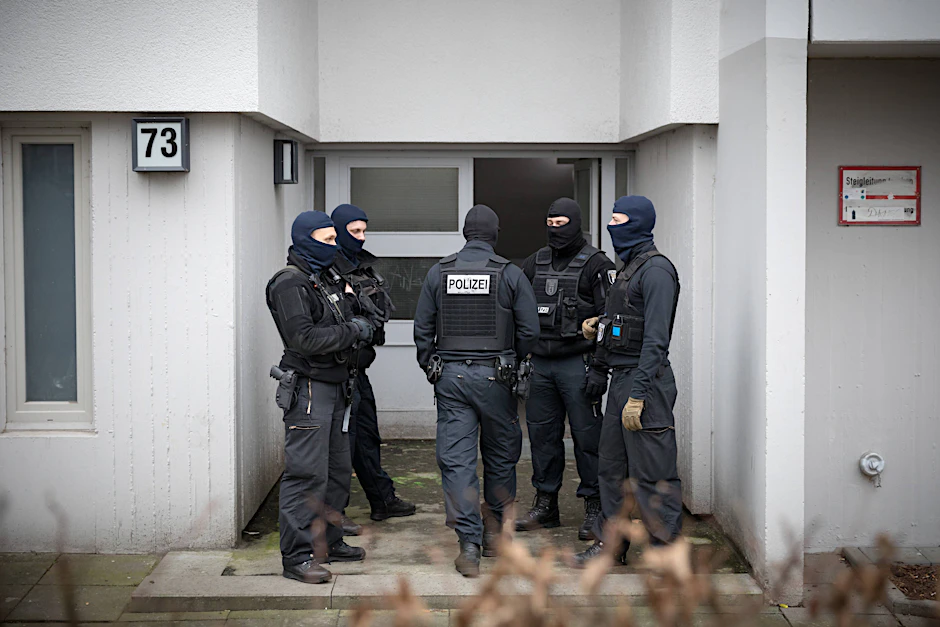 SEK-Beamte während einer Durchsuchung