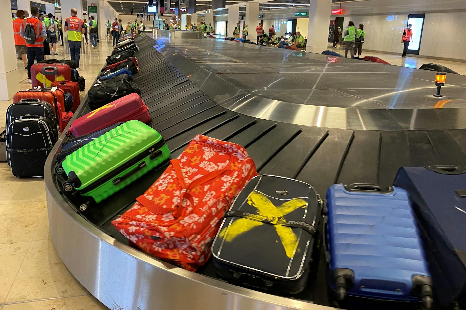 Ein Gepäckband im Flughafen BER im Januar 2020. Damals, ein Dreivierteljahr vor der Eröffnung des Hauptstadt-Flughafens in Schönefeld, wurden die Verfahren mit Koffern und Taschen geprobt.