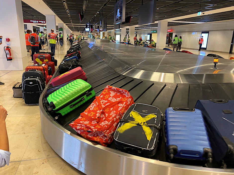 Ein Gepäckband im Flughafen BER im Januar 2020. Damals, ein Dreivierteljahr vor der Eröffnung des Hauptstadt-Flughafens in Schönefeld, wurden die Verfahren mit Koffern und Taschen geprobt.