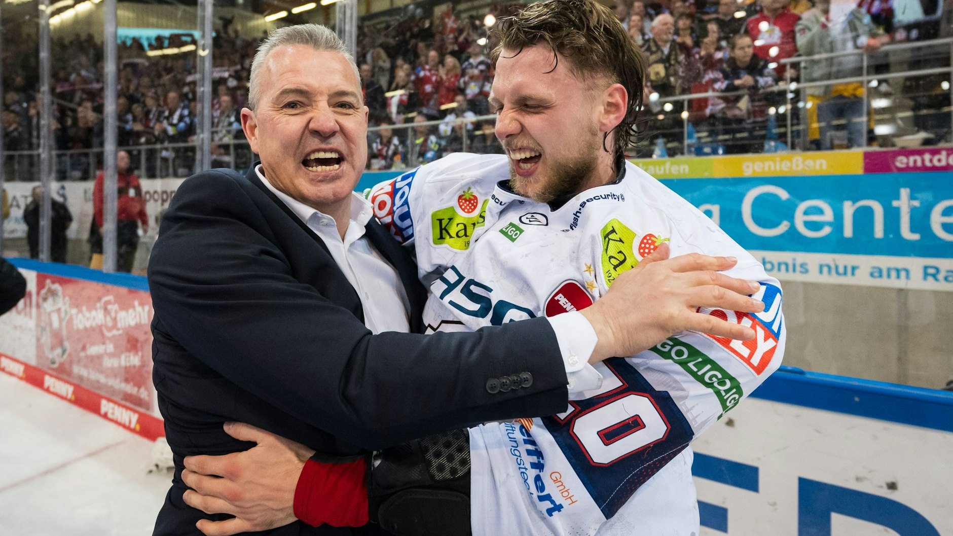 Lean Bergmann (r.) feierte den Titelgewinn ausgelassen – auch mit Meistertrainer Serge Aubin.