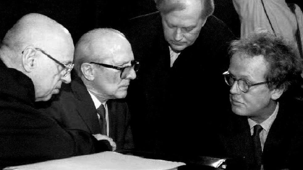 Im Dezember 1992: der frühere DDR-Staatschef Erich Honecker (2.v.l.) mit seinen Anwälten Friedrich Wolff, Wolfgang Ziegler und Nikolas Becker (von links)