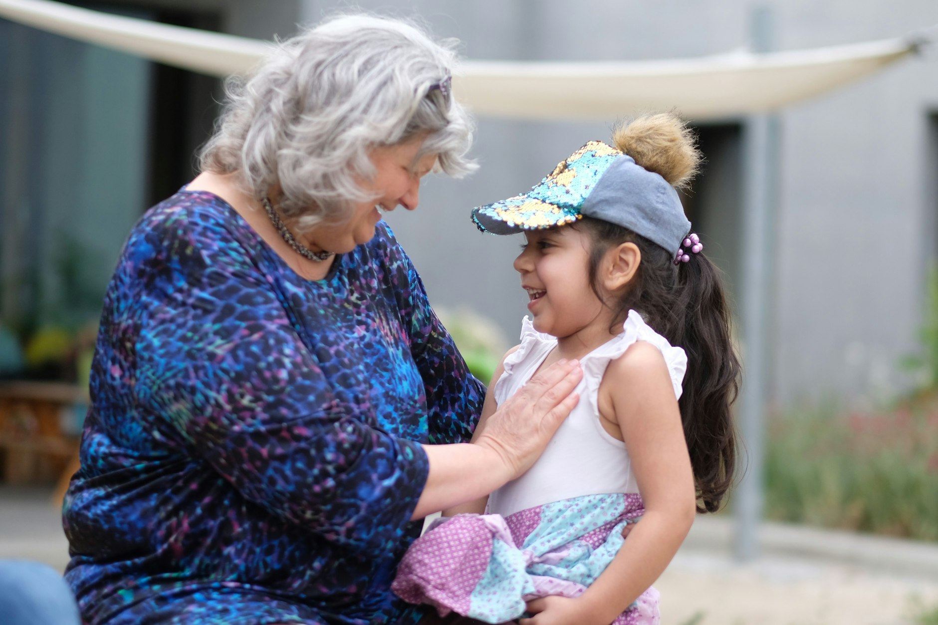 Die Berlinerin Barbara Gutsche herzt ihr Patenkind Alina.