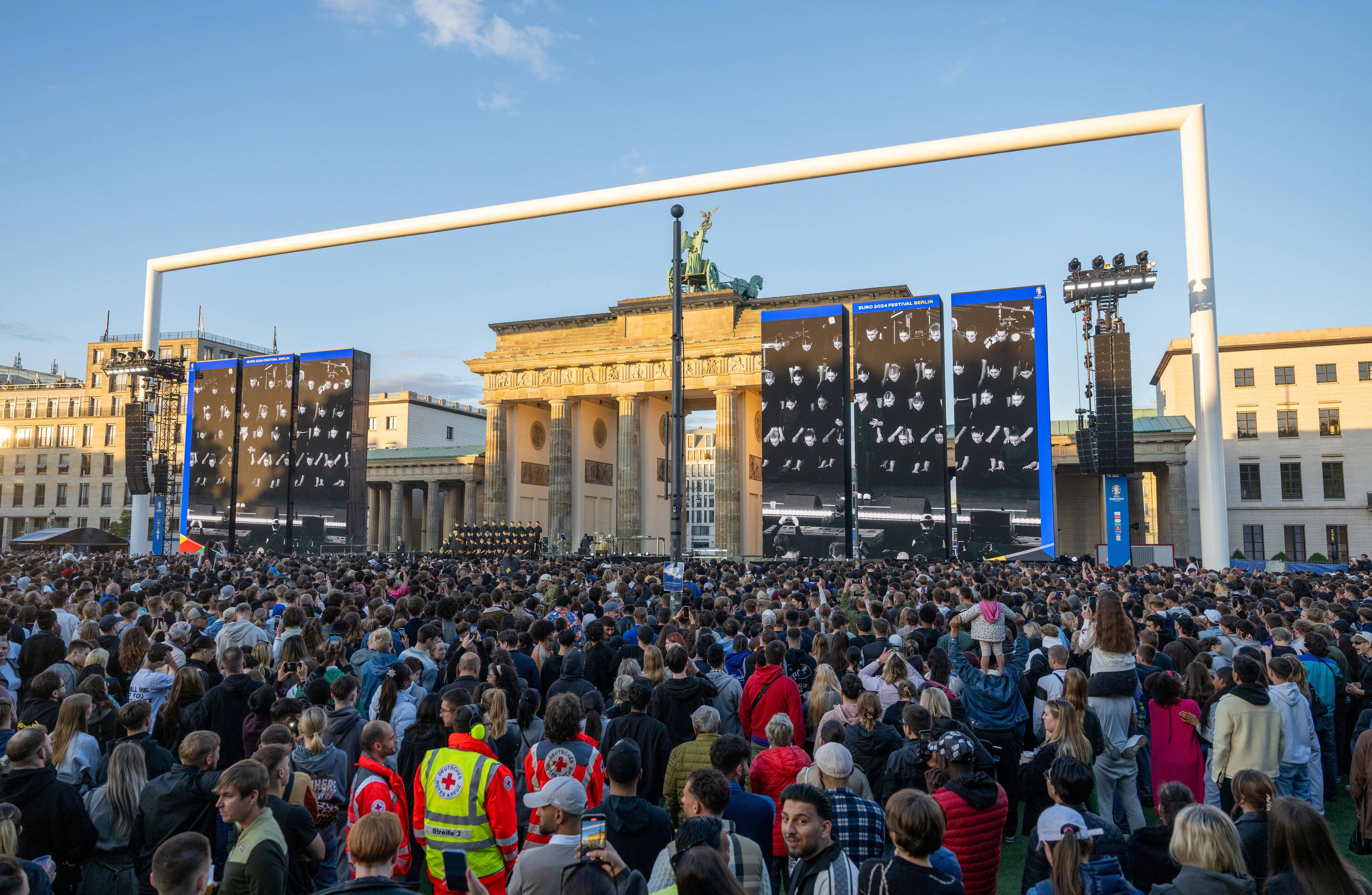 EM-Fanmeile in Berlin überfüllt: Polizei schließt Eingänge