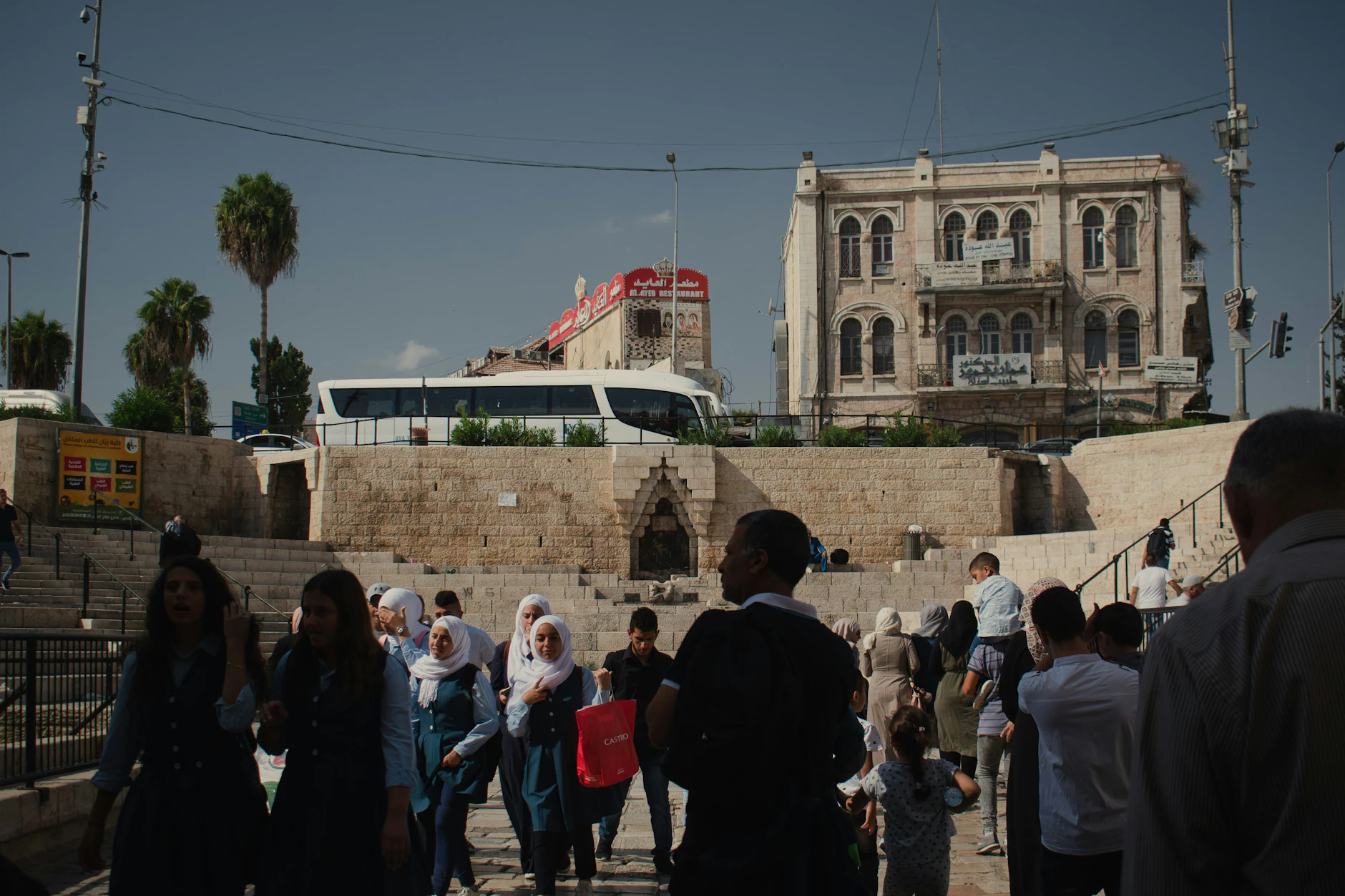 Passanten am Damaskustor der Jerusalemer Altstadt