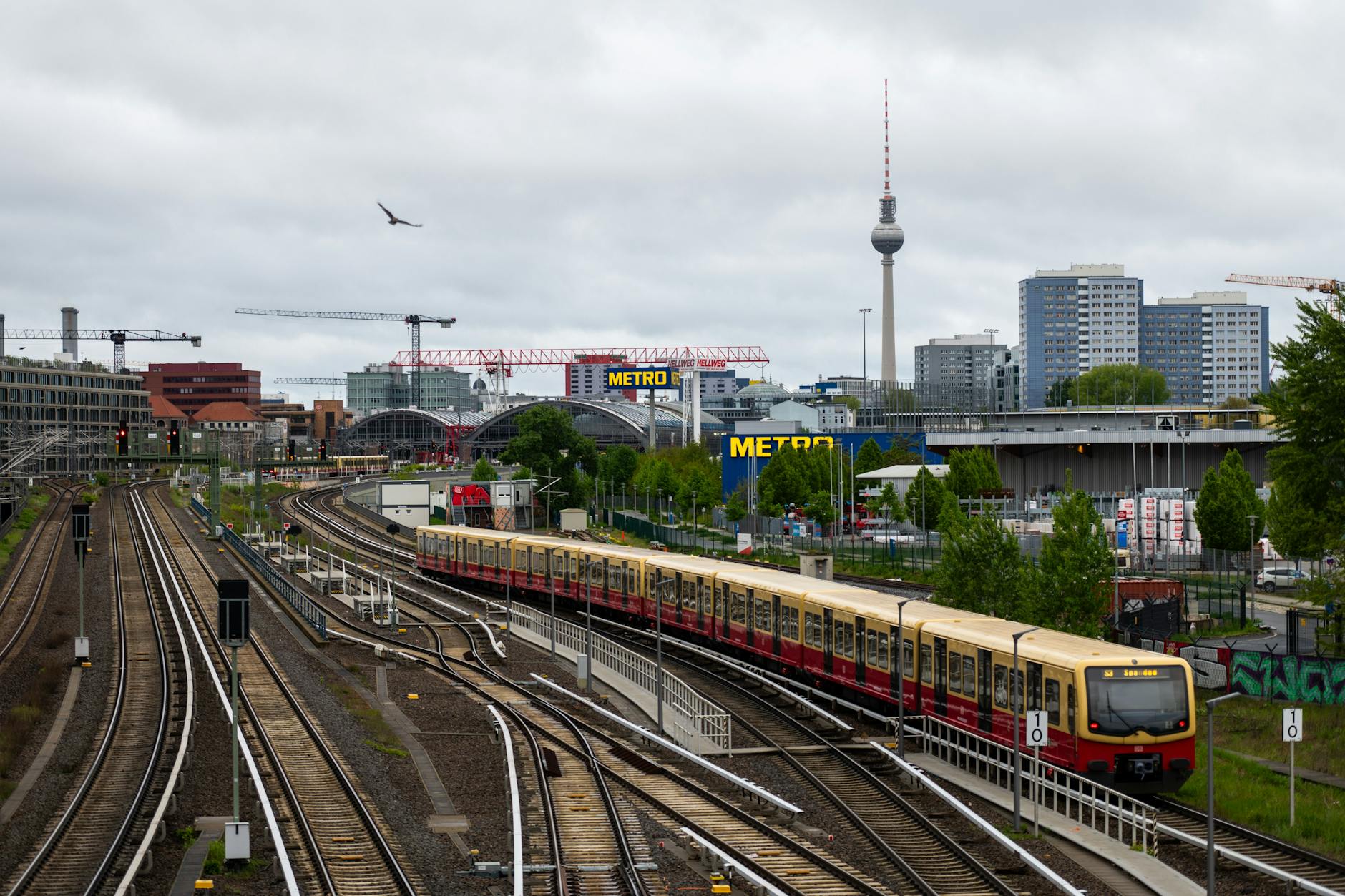 Berlin: S-Bahn in Berlin. Auch am Mittwoch kommt es wegen der internationalen Wiederaufbaukonferenz für die Ukraine zu Ausfällen.