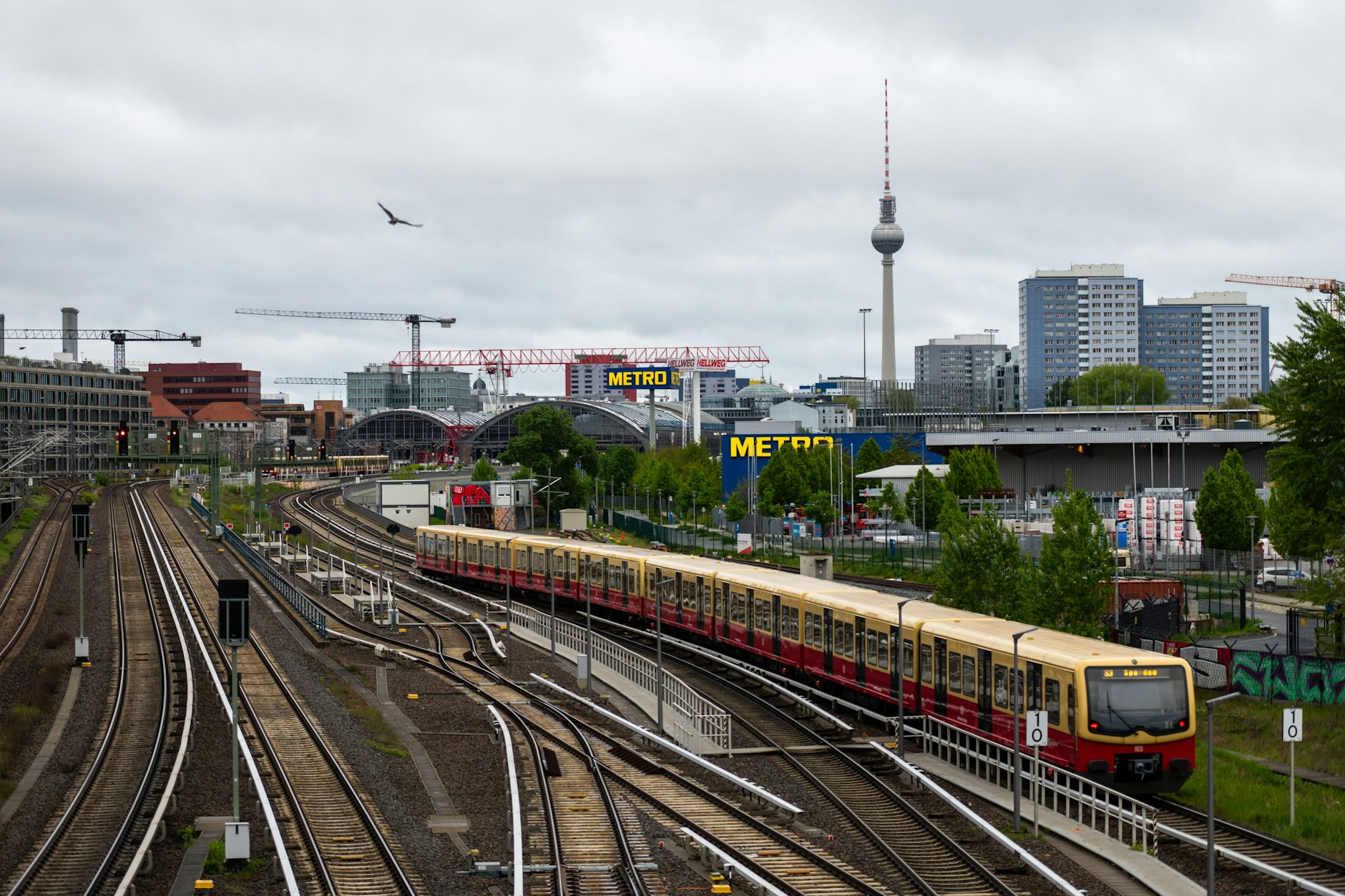 Berlin: S-Bahn in Berlin. Auch am Mittwoch kommt es wegen der internationalen Wiederaufbaukonferenz für die Ukraine zu Ausfällen.