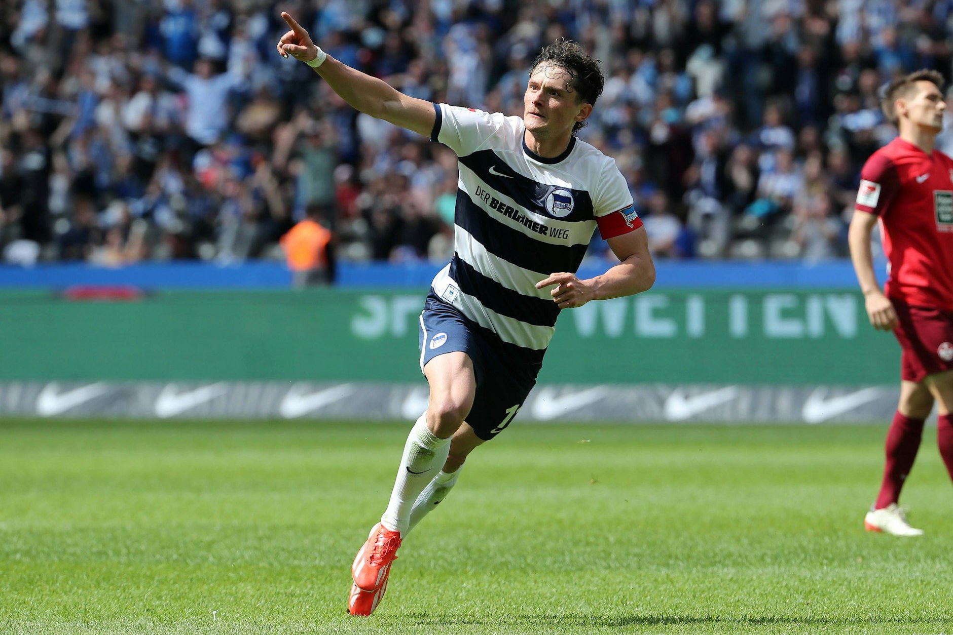 Herthas Publikumsliebling Fabian Reese stürmt zum nächsten Vertrag – bei einem weltbekannten Jeans-Hersteller.