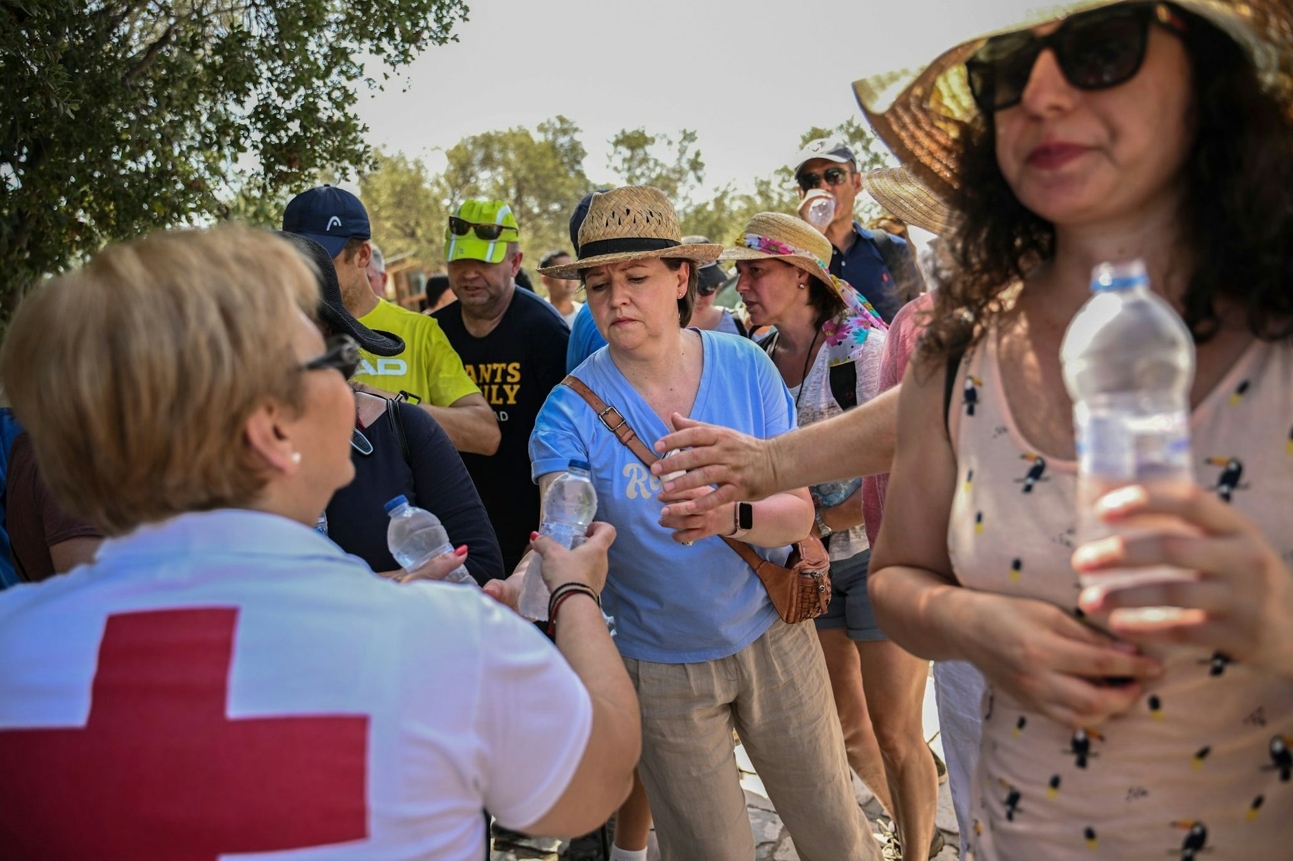 Wie hier im vergangenen Jahr verteilen auch jetzt Mitarbeiter des Griechischen Roten Kreuzes vor der Akropolis Wasserflaschen an Touristen.