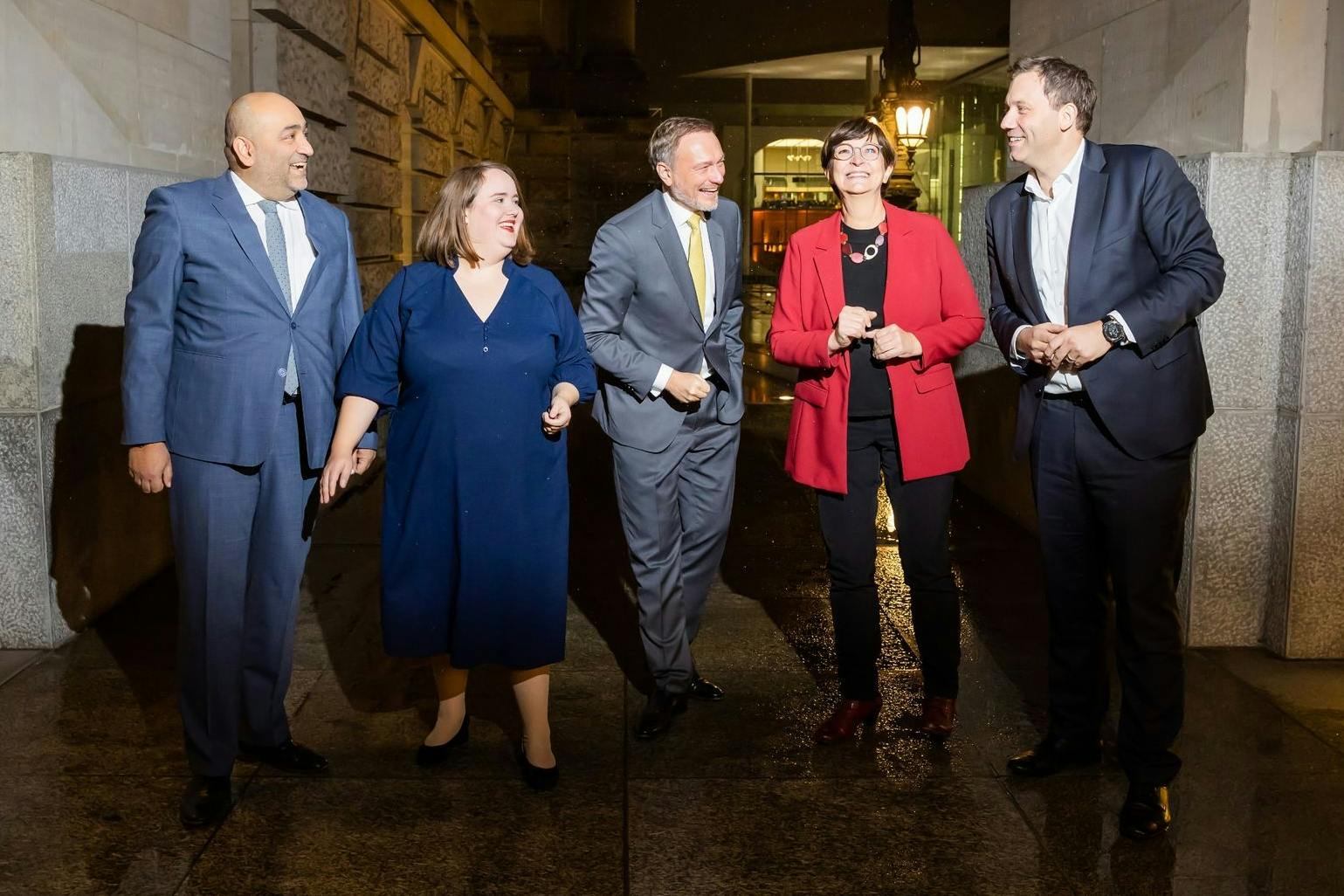 Damals hatten die Ampel-Parteichefs noch gut lachen – von links nach rechts: Omid Nouripour, Ricarda Lang, Christian Lindner, Saskia Esken und Lars Klingbeil vor anderthalb Jahren.