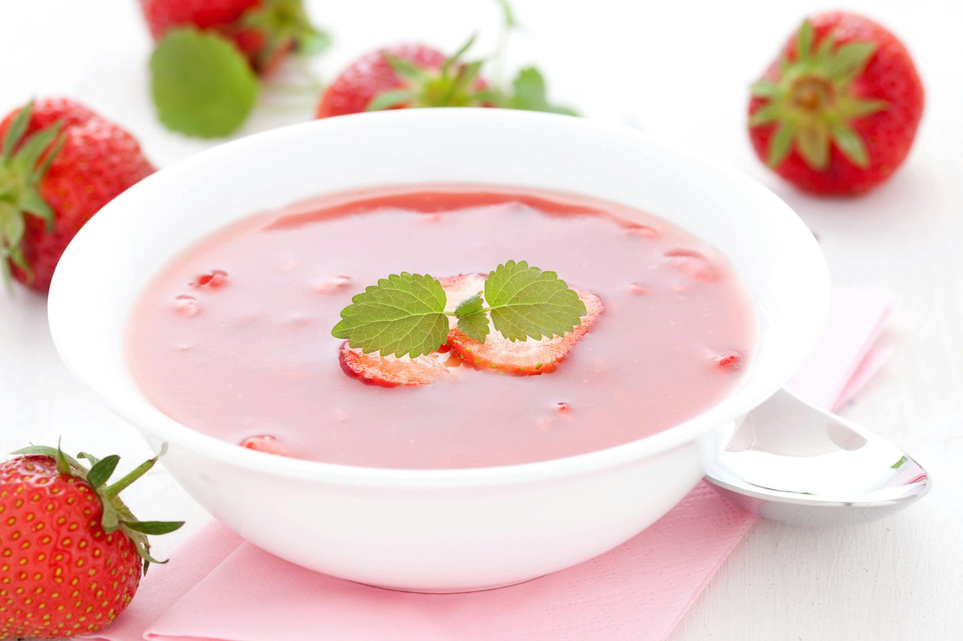 Leckere Kaltschale mit Erdbeeren: Diese Süßspeise hat schon Oma zubereitet. Vor allem im Sommer passt dieses Rezept einfach immer!