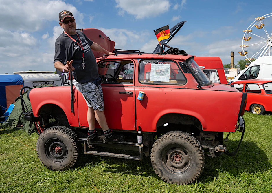 Das könnte Hendrik Wüst gefallen: Uwe Fiebig aus Dingden in Nordrhein-Westfalen zeigt auf dem 29. Internationalen Trabi-Treffen in Anklam einen Monster-Trabant. Über 600 Fahrzeuge aus ganz Deutschland sowie Polen kamen im Mai nach Mecklenburg-Vorpommern: ein vorbildliches Kennenlerntreffen.