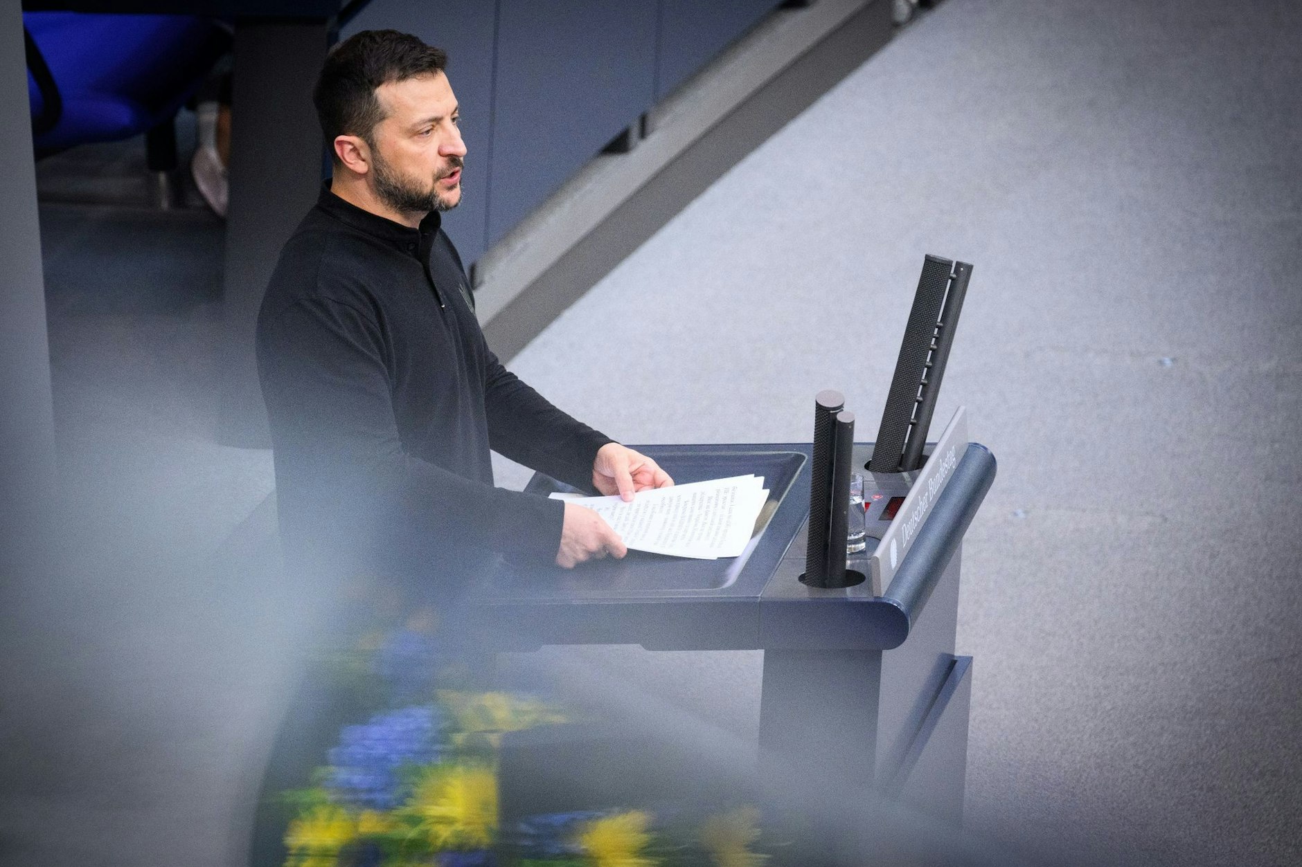 Wolodymyr Selenskyj, Präsident der Ukraine, hält im Deutschen Bundestag eine Rede.