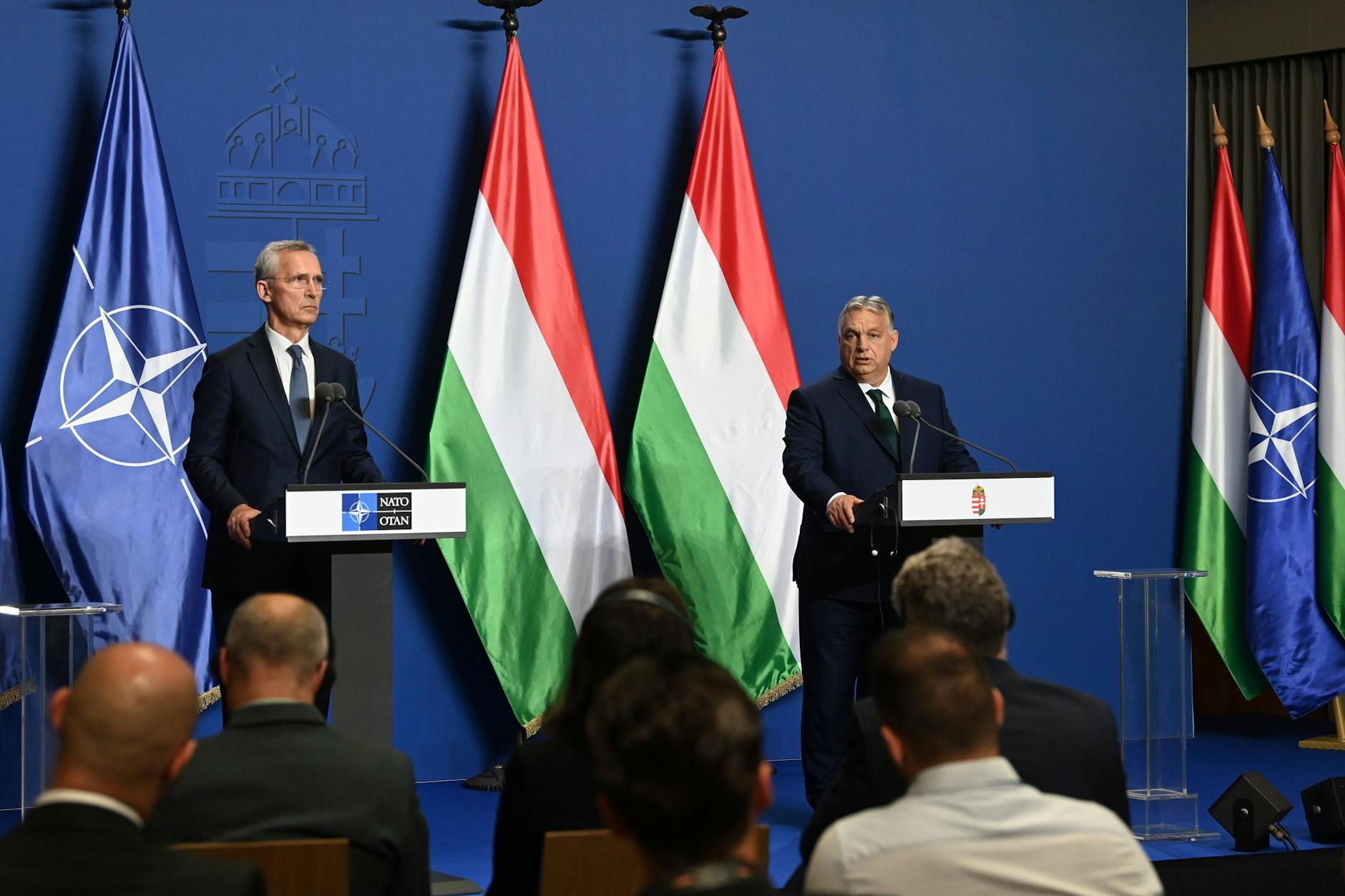 Der ungarische Ministerpräsident Viktor Orbán (r.) und NATO-Generalsekretär Jens Stoltenberg geben nach ihrem Treffen im Regierungssitz in Budapest, Ungarn, am Mittwoch, 12. Juni 2024, eine Pressekonferenz.