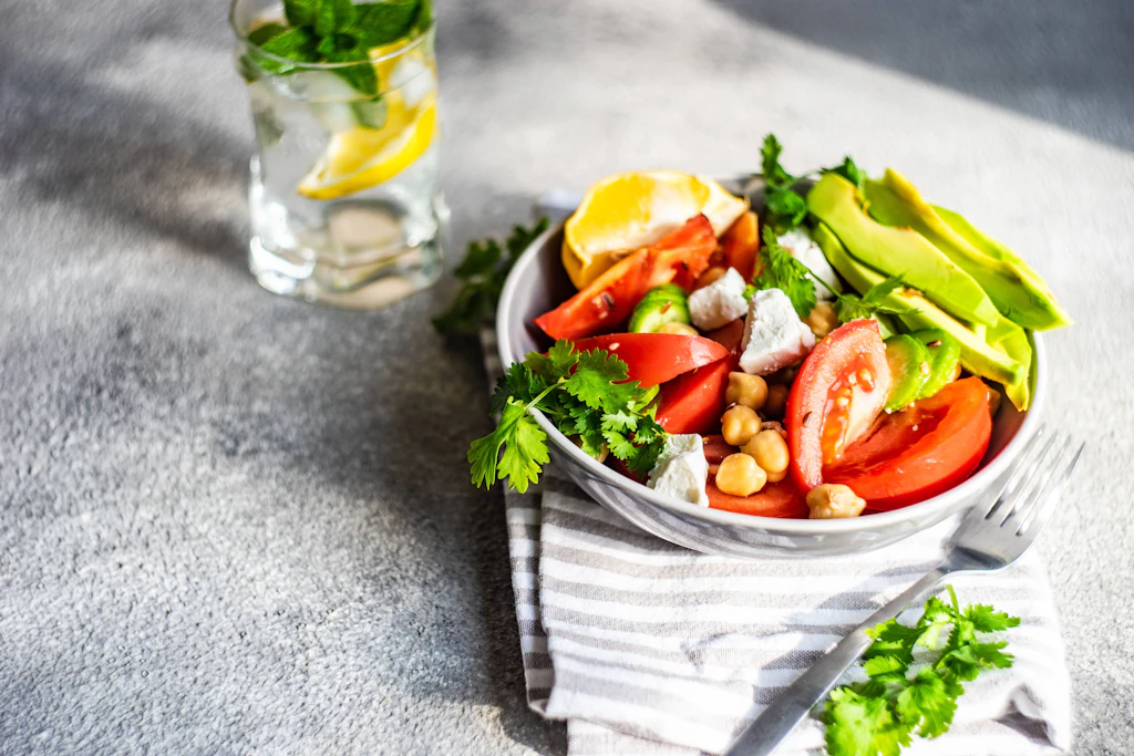 Geniales Rezept für Schlank-Salat – mit Gurken, Tomaten und Avocado