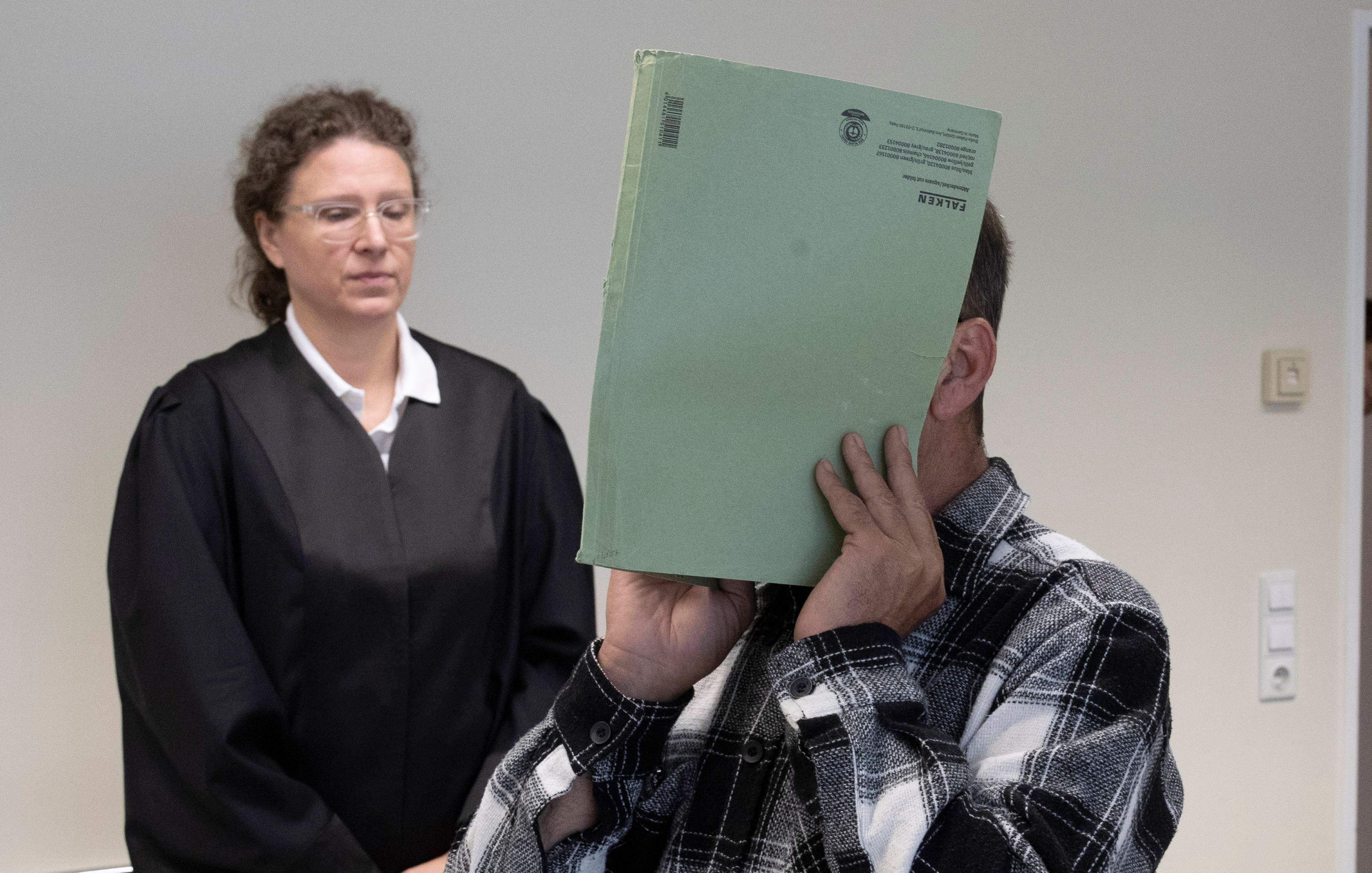 Während seine Ex urlaubte, flutete er ihre komplette Wohnung!