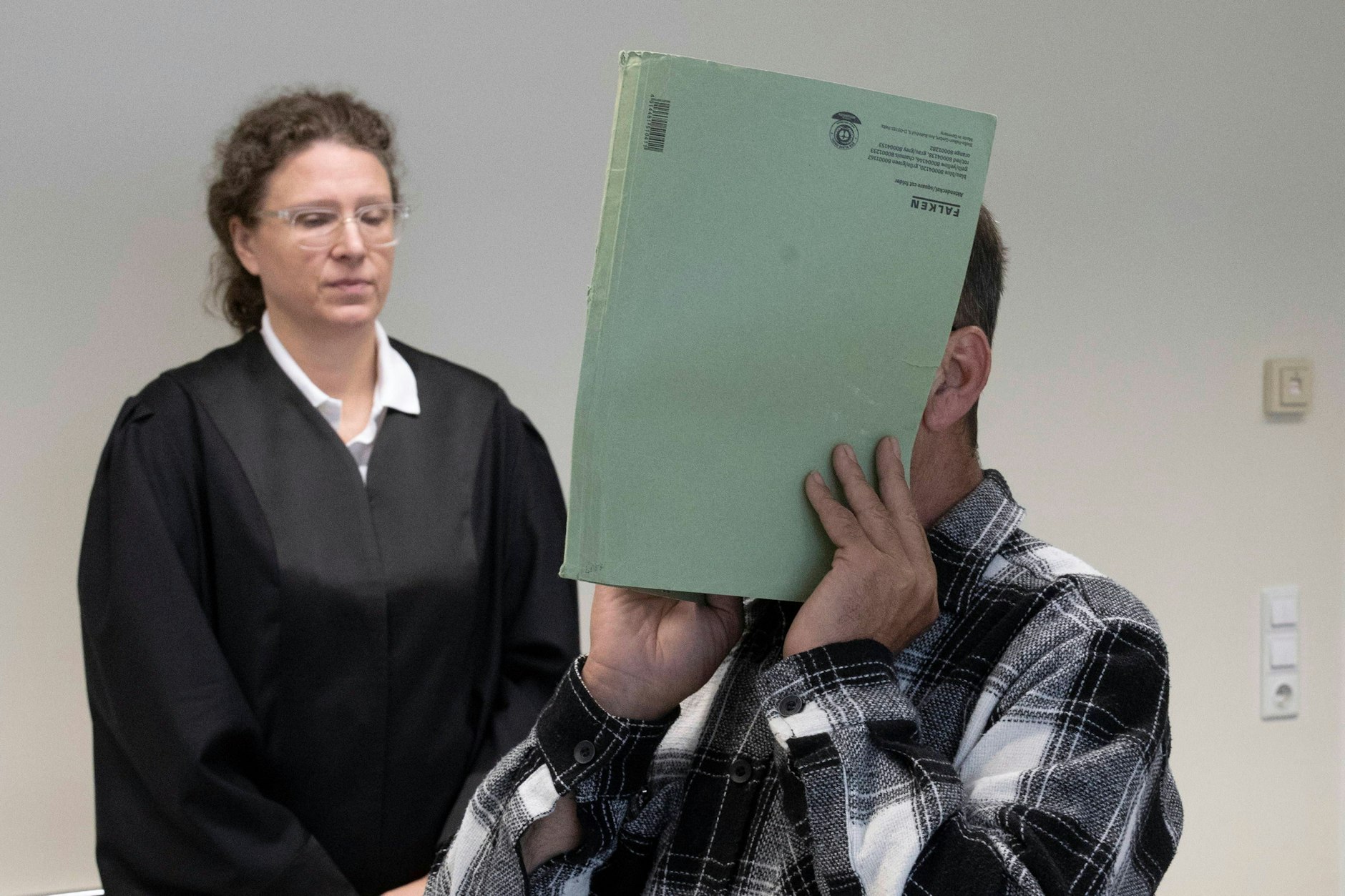 Der Angeklagte Halil U. (56) mit seiner Verteidigerin. Er wurde am Mittwoch in Berlin verurteilt.