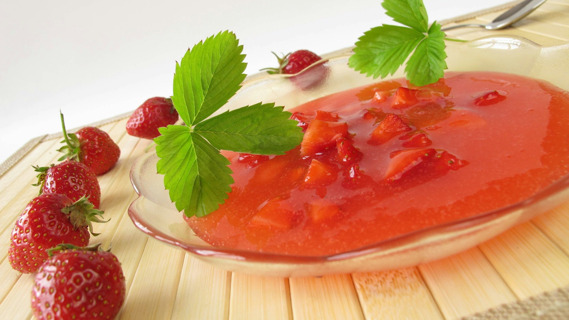 Die süßen Früchte verleihen der Erdbeer-Kaltschale ein besonderes Aroma. Und das Rezept ist gar nicht so schwer!