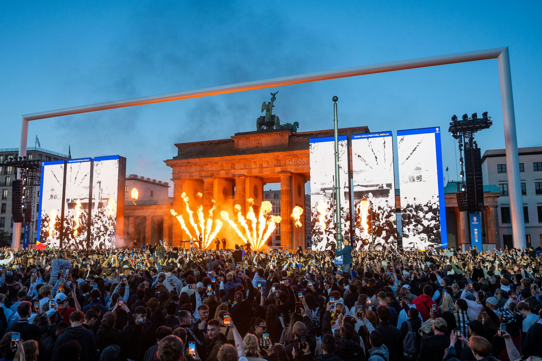 Eröffnungsfeier der Fanmeile am Brandenburger Tor, Auf der Bühne wird Feuerwerk gezündet.