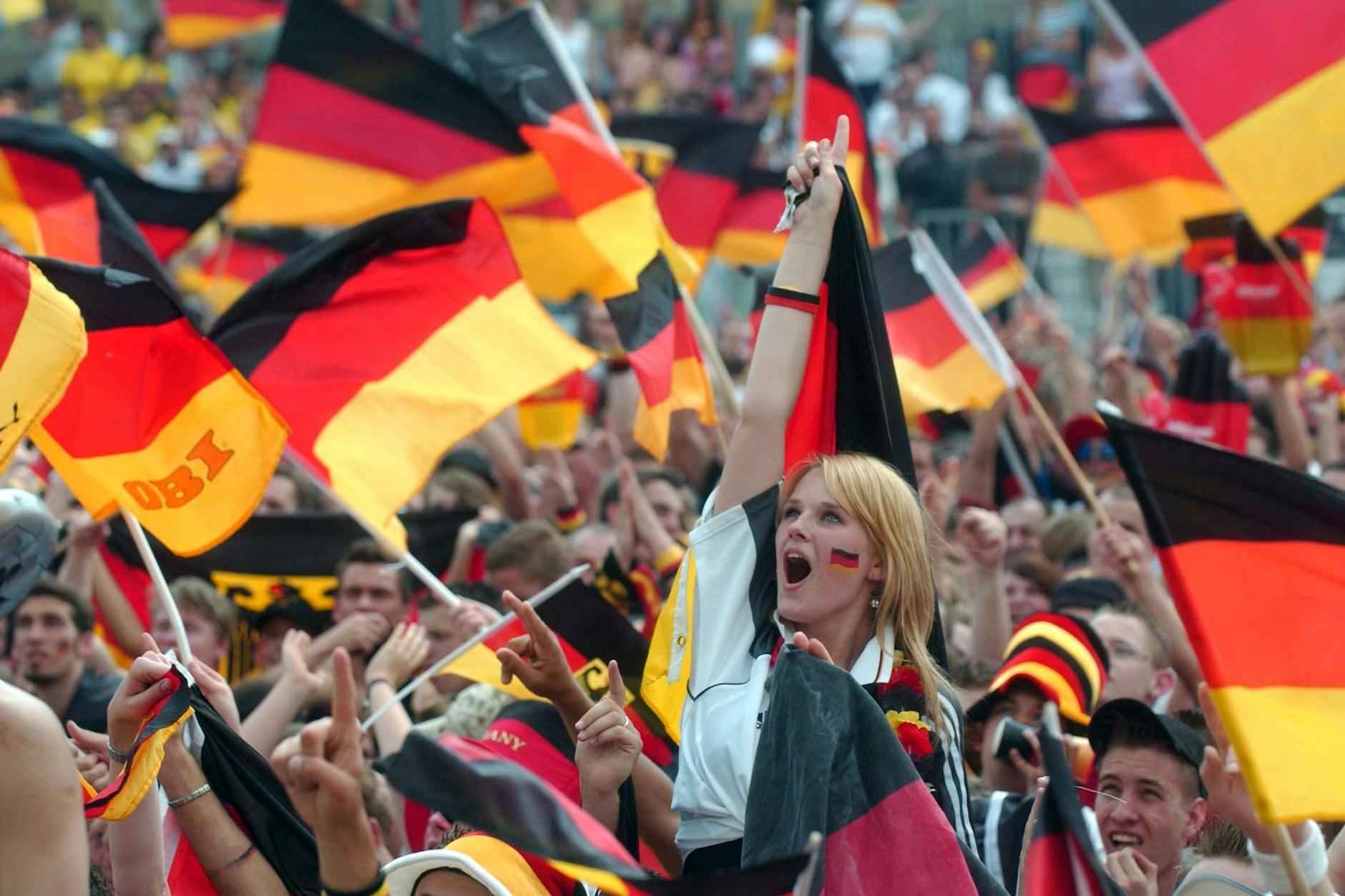 Fanmeilenweite Ausgelassenheit in Berlin. Doch es war nicht alles schwarz, rot, geil während der WM 2006.