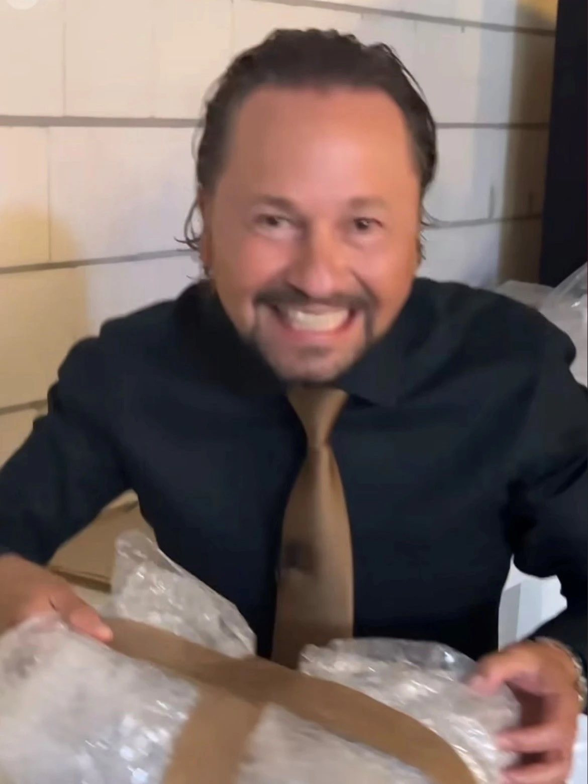 „Bares für Rares“-Händler Wolfgang Pauritsch hat vermeintlich die Vase seines Kollegen verpackt. 