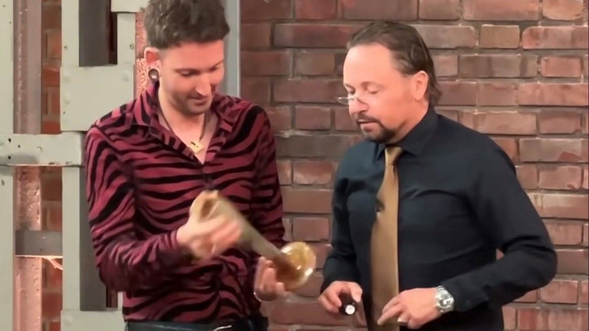 Fabian Kahl und Wolfgang Pauritsch bewundern die Vase, die Fabian Kahl gekauft hat.