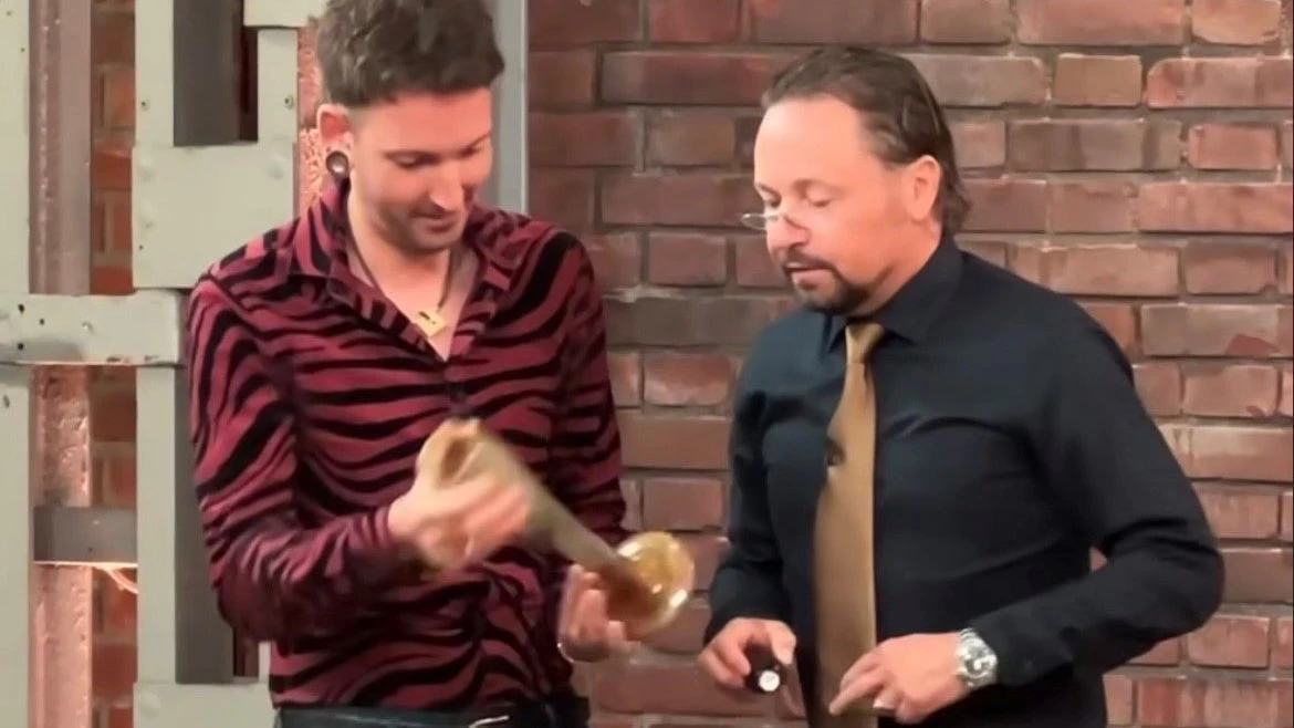Fabian Kahl und Wolfgang Pauritsch bewundern die Vase, die Fabian Kahl gekauft hat. 