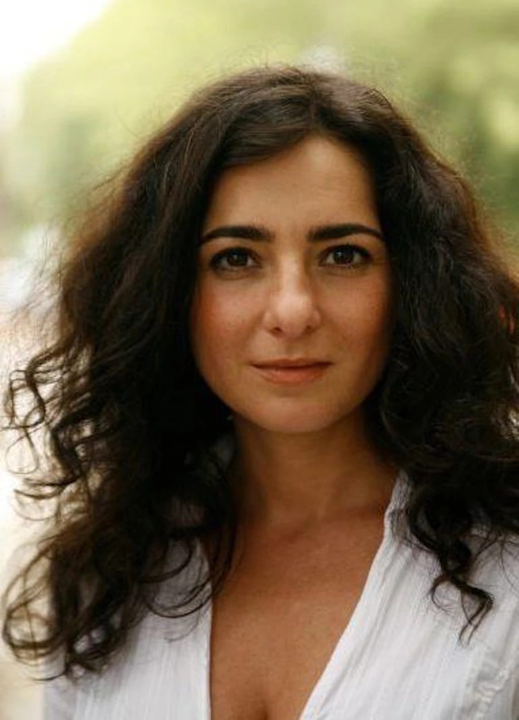 Mely Kıyak manastırda feministler ve ileri görüşlülerle buluşuyor