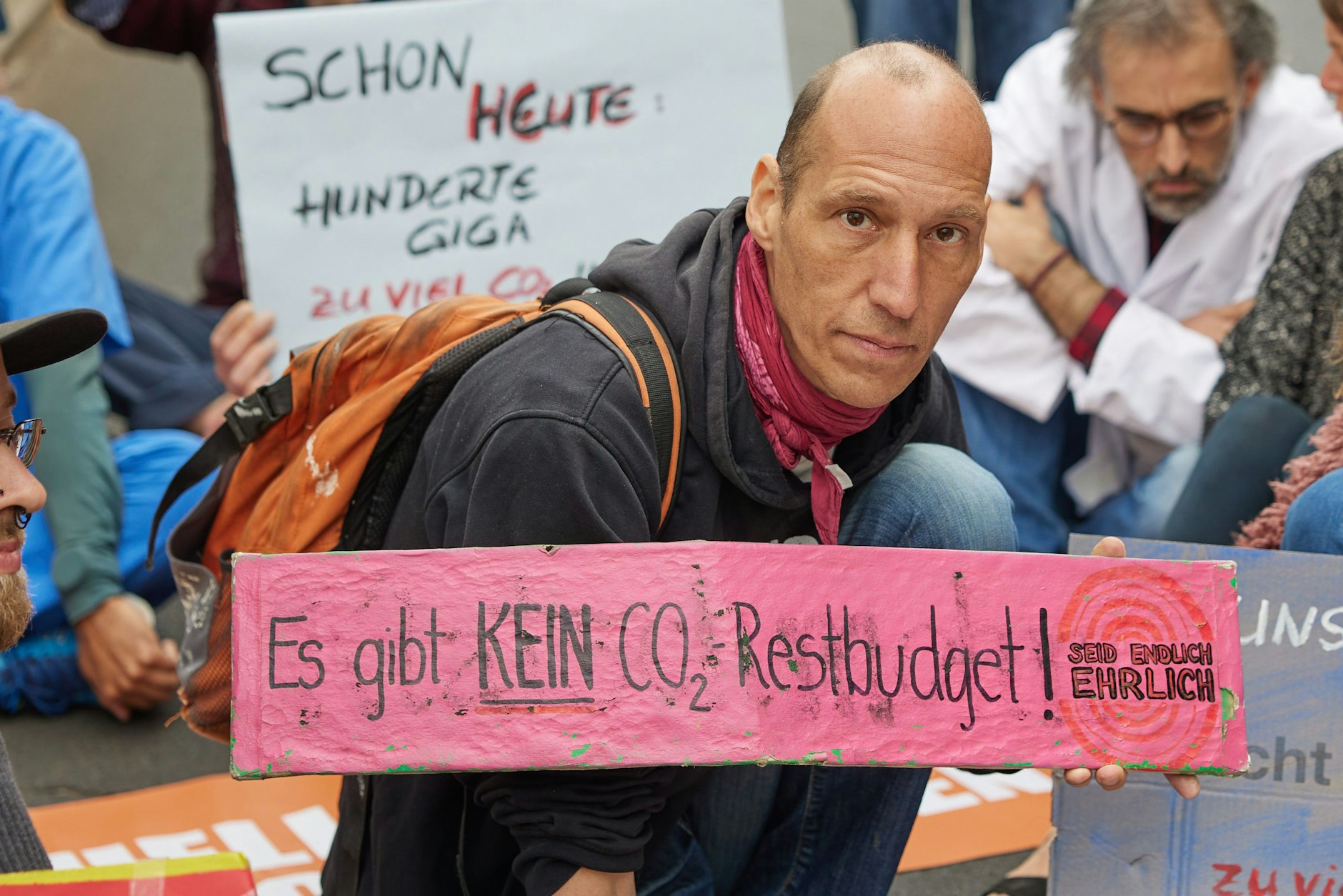 Der Klimaaktivist Wolfgang Metzeler-Kick, der zuvor an einem Hungerstreik im Invalidenpark teilgenommen hat, blockiert mit Sympathisanten den Straßenverkehr auf der Invalidenstraße.