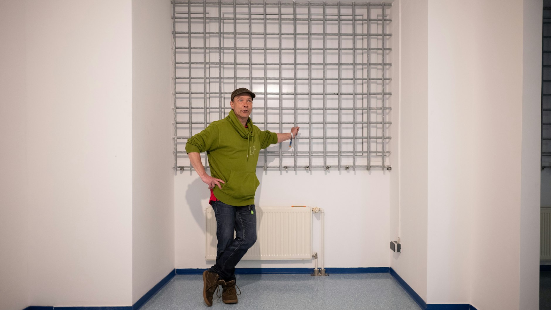 Torsten Dietrich, Vorsitzender des Cannabis Social Club Berlin, steht in dem Tresor, in dem das spätere Cannabis, das der Social Club anbauen will, gelagert wird.&nbsp;&nbsp;