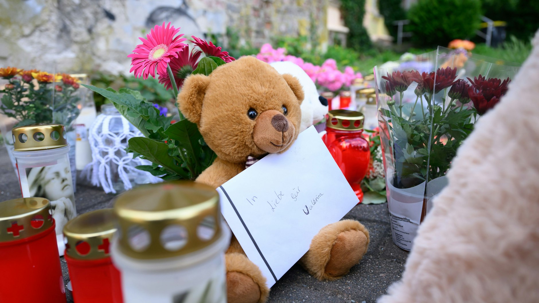 Ein Brief mit der Aufschrift „In Liebe für Valeriia“, Teddybären, Blumen und Kerzen sind in der Nähe der Wohnung des getöteten Mädchens auf dem Fußweg abgelegt.&nbsp;