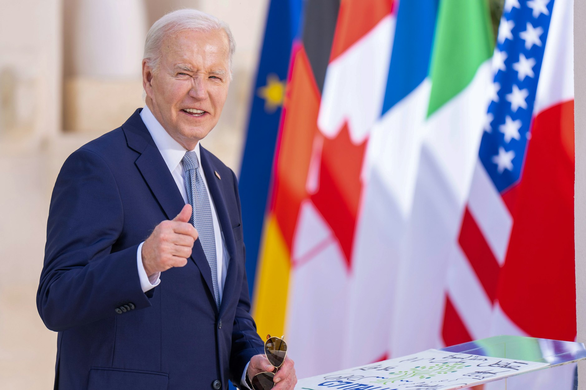 Daumen hoch für das Abkommen mit der Ukraine: US-Präsident Joe Biden beim Gipfeltreffen der G7-Staaten in Italien.