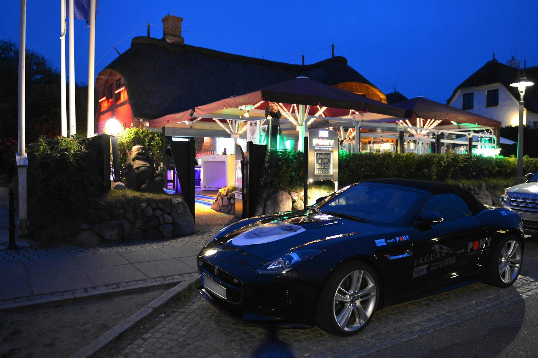 Club Pony in Kampen auf Sylt: Hier wurde das Video aufgenommen, in dem betrunkene junge Erwachsene eine alte Neonazi-Parole zu einem Partyhit von Gigi d’Agostino sangen.