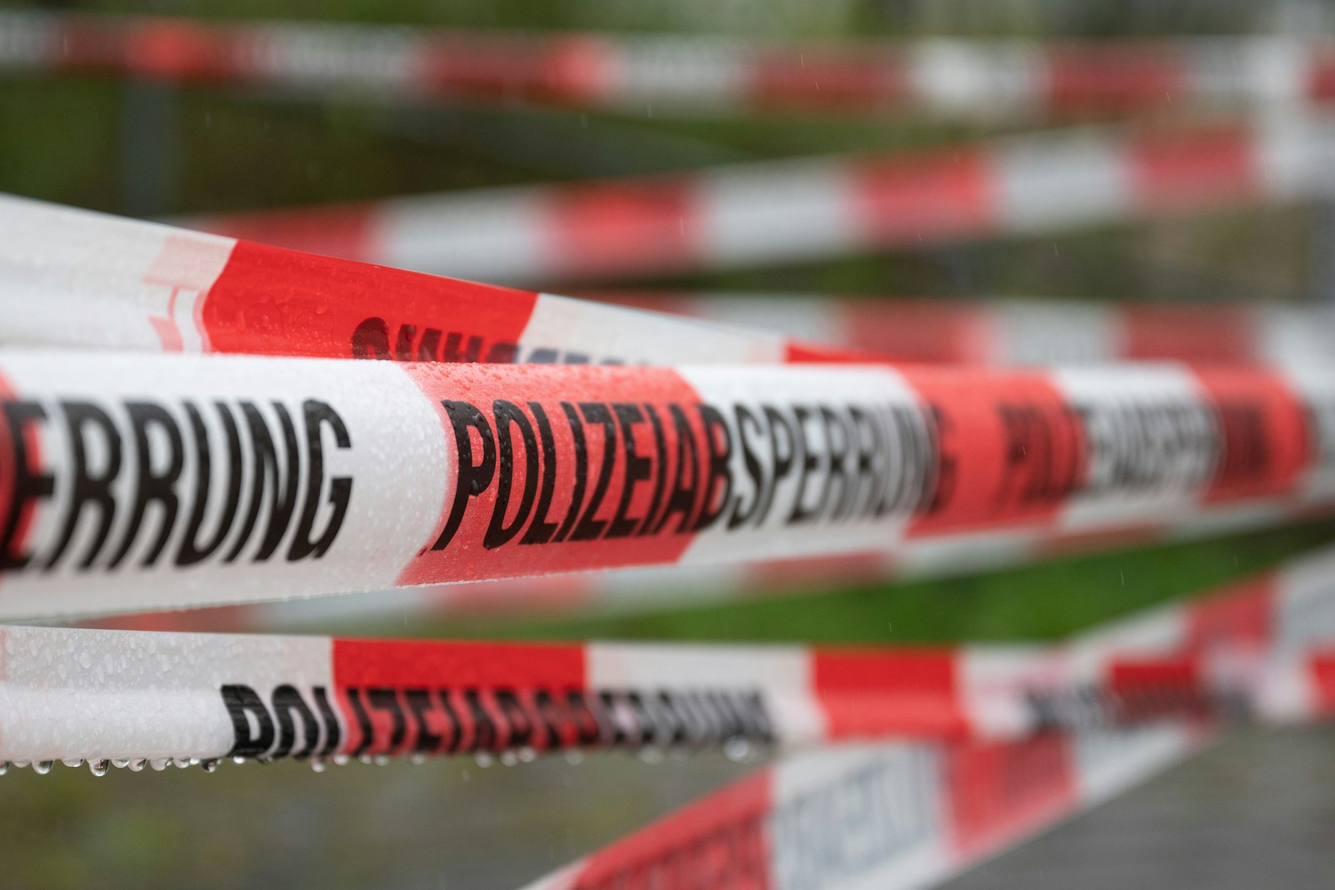 Absperrband der Polizei sperrt einen Durchgang ab.