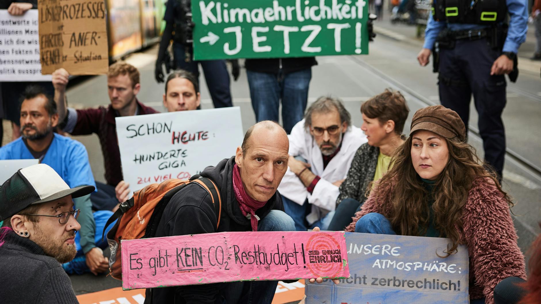 Zurück zu alten Strategien: Aktivisten kleben sich auf der Invalidenstraße fest.