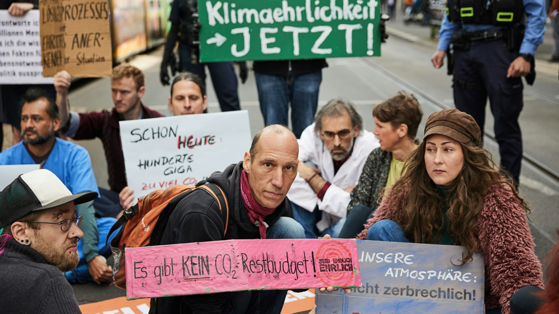 Zurück zu alten Strategien: Aktivisten kleben sich auf der Invalidenstraße fest.