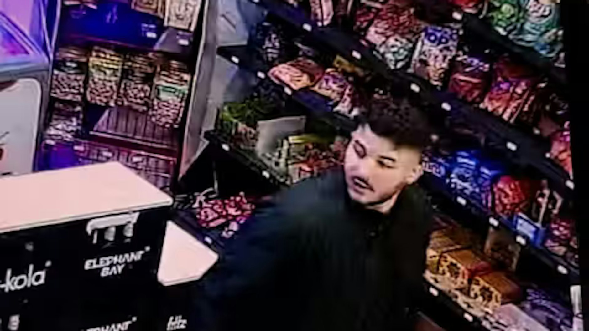 Die Polizei Berlin fragt: Wer kann Hinweise zu diesem Mann geben.?