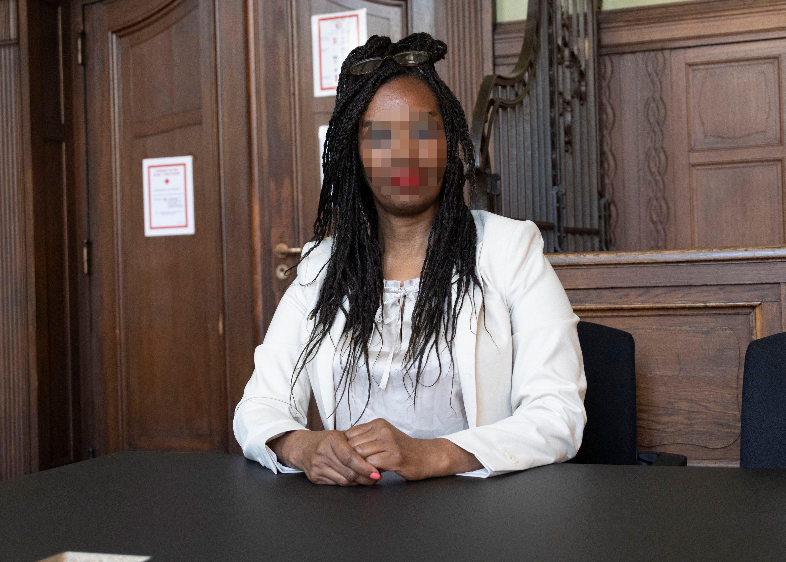 Künstlerin geht mit spitzem Pinsel auf ihren Gönner los!