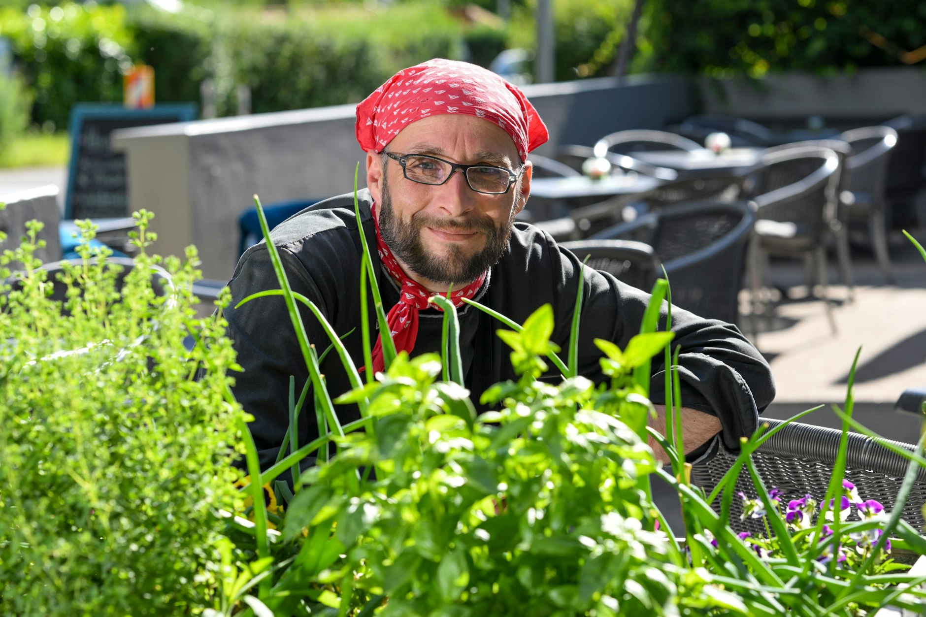 Marcus Kümmel, einst Küchenchef im veganen Restaurant Kopps in Berlin-Mitte, erntet vor seinem Restaurant „Bollenpiepe“ in einer Laubenkolonie im Pankower Ortsteil Rosenthal frische Kräuter. Hier zaubert er aus meist pflanzlichen Zutaten exzellente Kreationen, die liebevoll angerichtet sind. Die Zutaten für sein Essen kommen zum Teil direkt aus den Gärten.&nbsp;