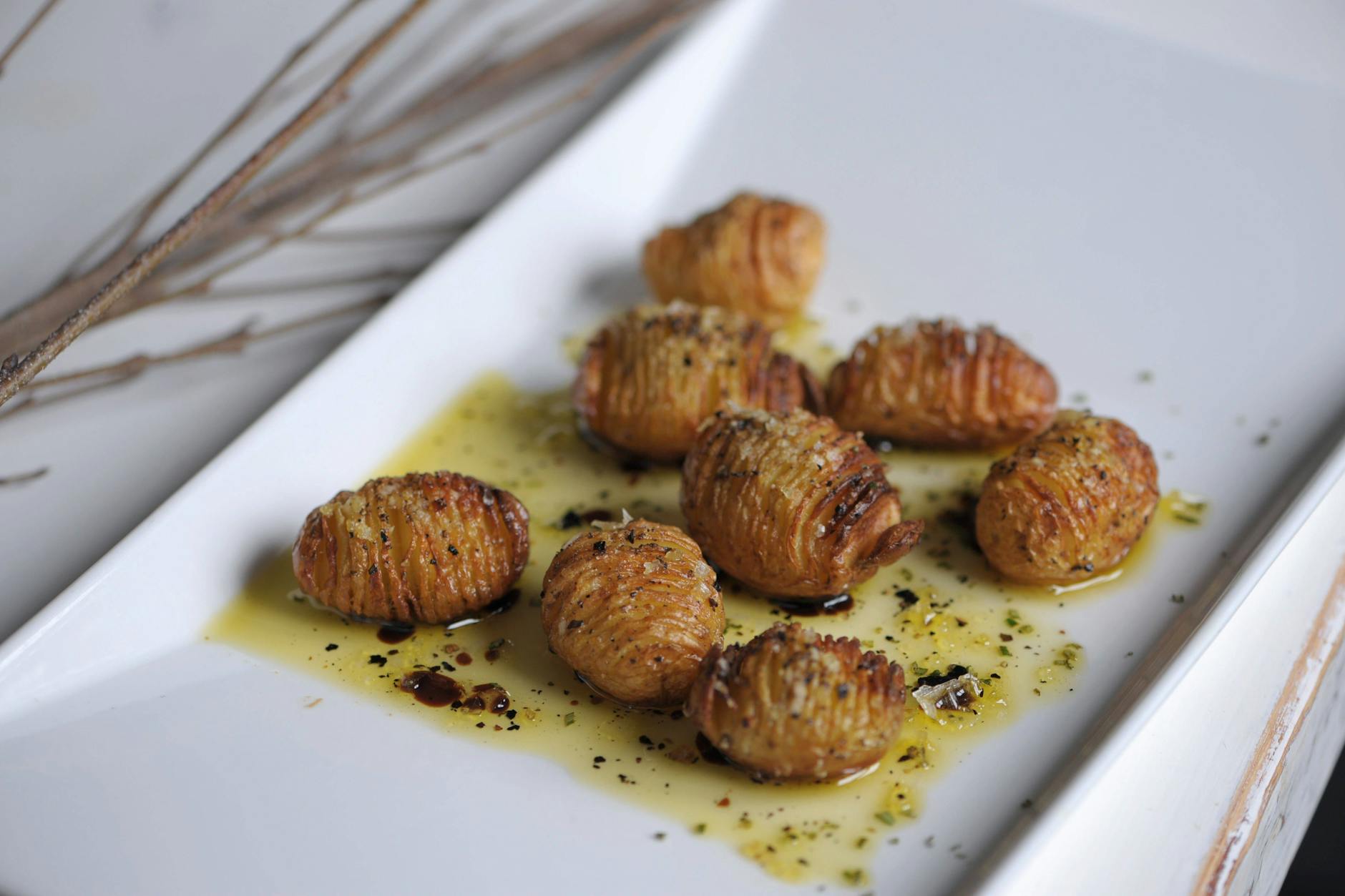 Leckere Luxus-Kartoffeln: Mit diesem Rezept gelingen die schwedischen Hasslebakskartoffeln. Um sicherzustellen, dass die Kartoffeln gleichmäßig knusprig, ist es wichtig, sie während des Backens regelmäßig mit der Butter-Knoblauch-Mischung zu bestreichen.